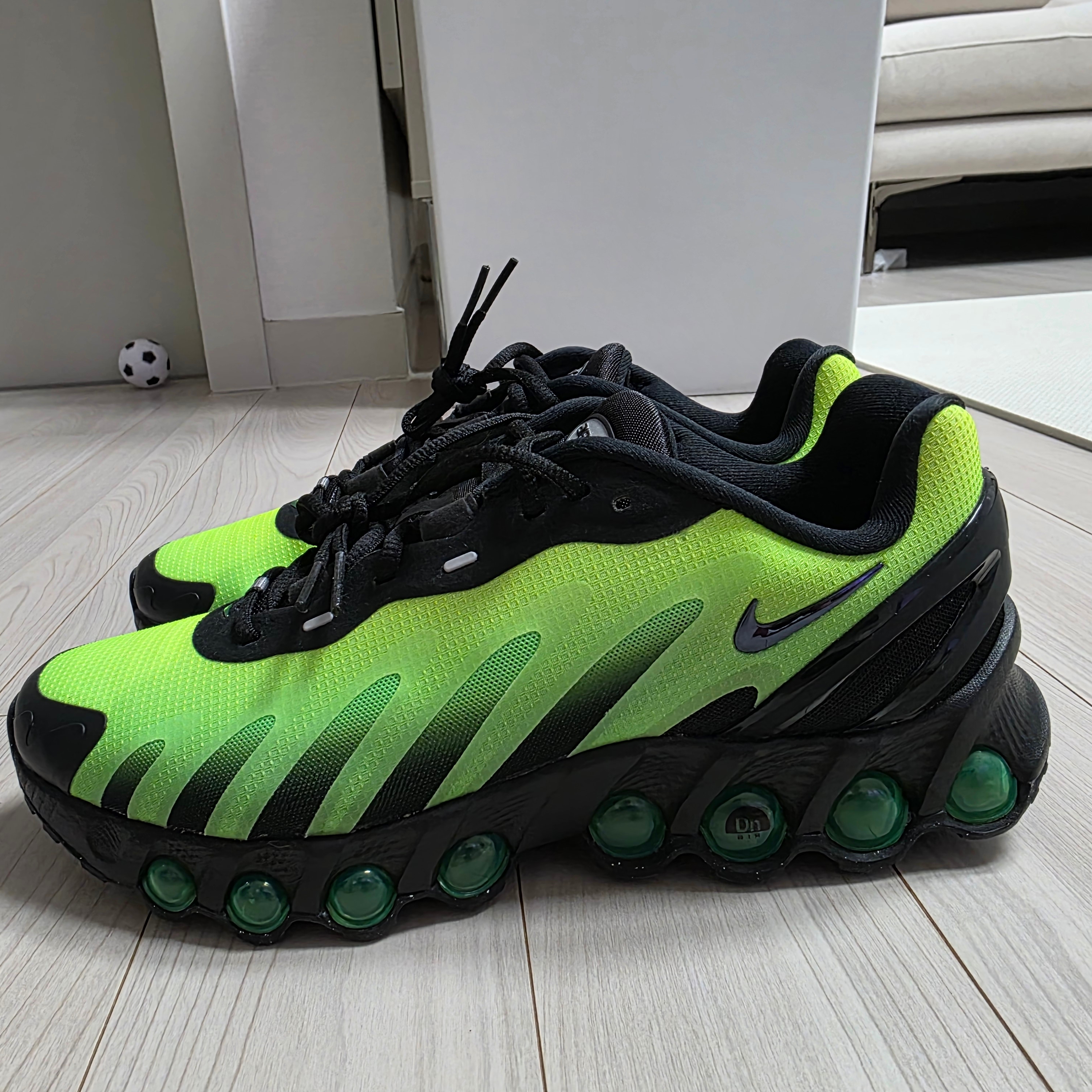 Nike Air Max Dn8 Black Green Strike 착용 스타일