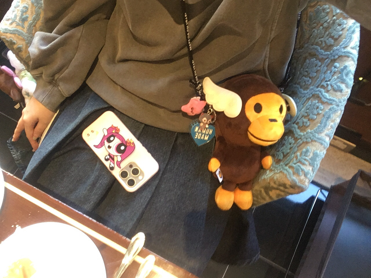 NewJeans x The Powerpuff Girls Acrylic Smarttok Hanni, BAPE Baby Milo Mobile Bag Brown 착용 스타일 - 1