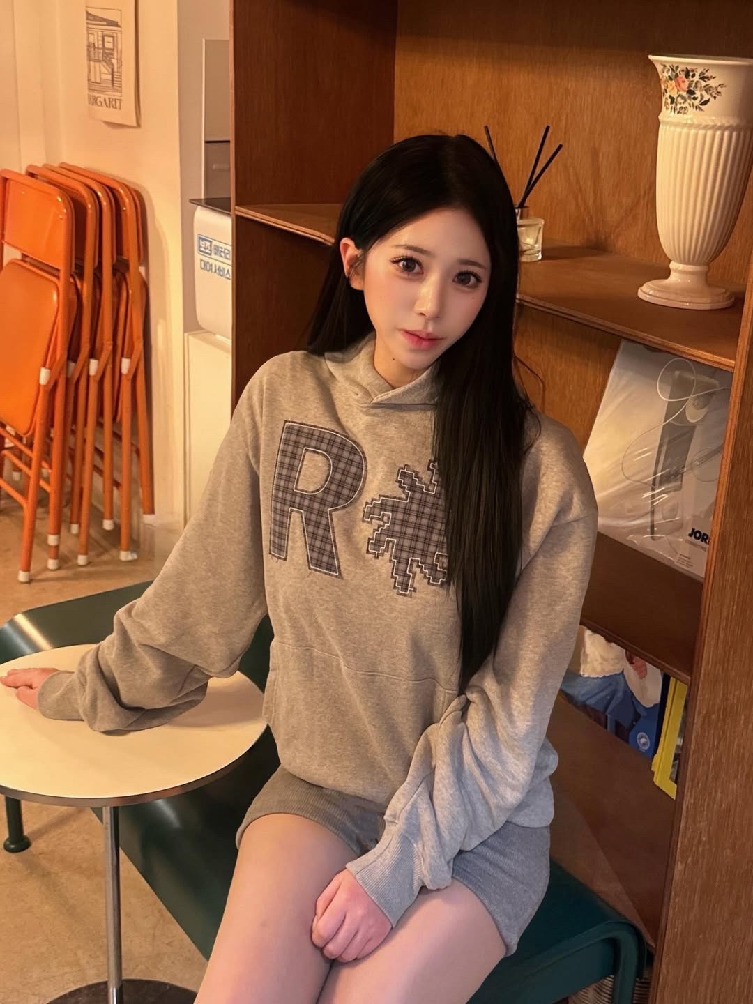 SLOW RECORD HOUSE Check Patch Hoodie Grey 착용 스타일 - 3