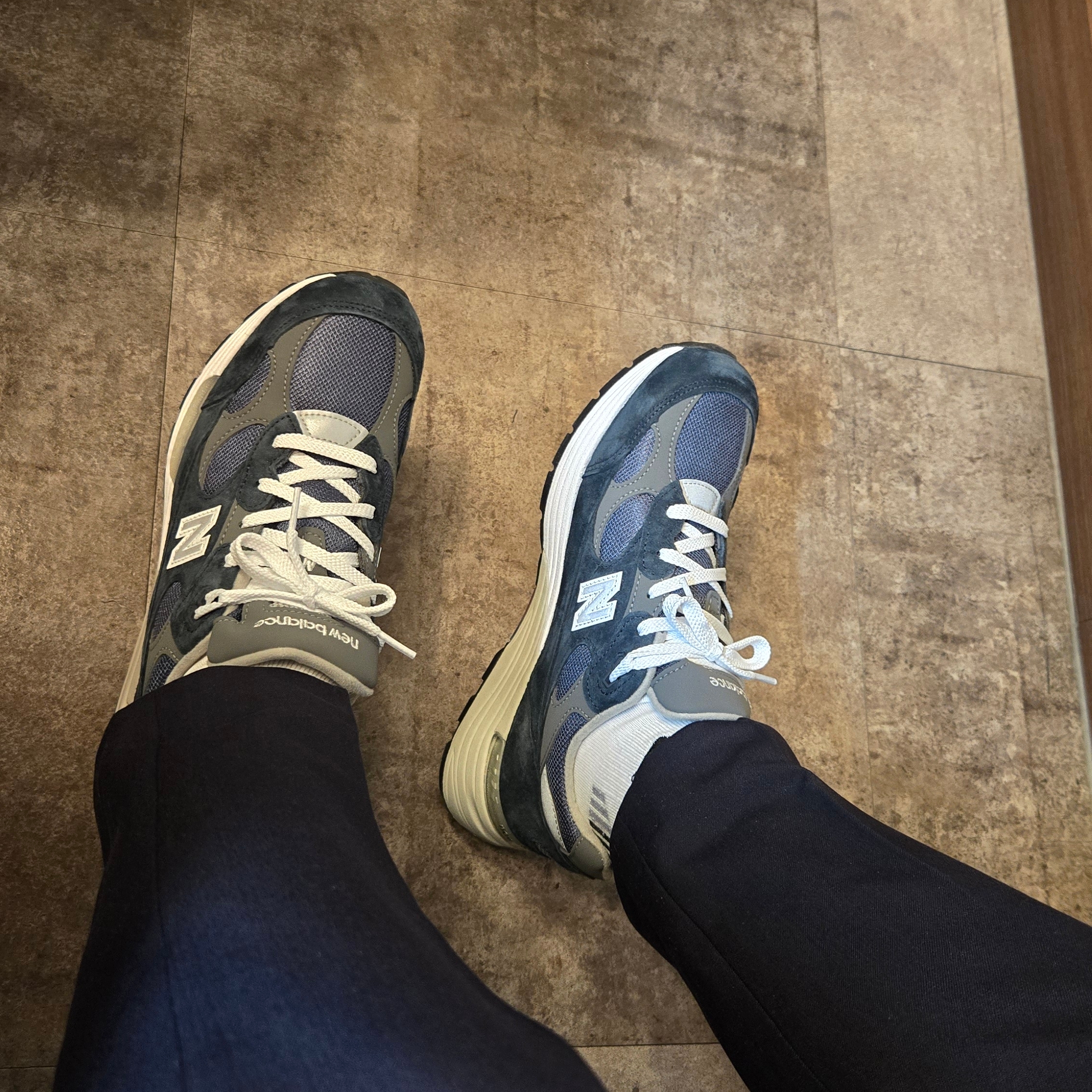 New Balance 992 Made in USA Core Navy 착용 스타일 - 5