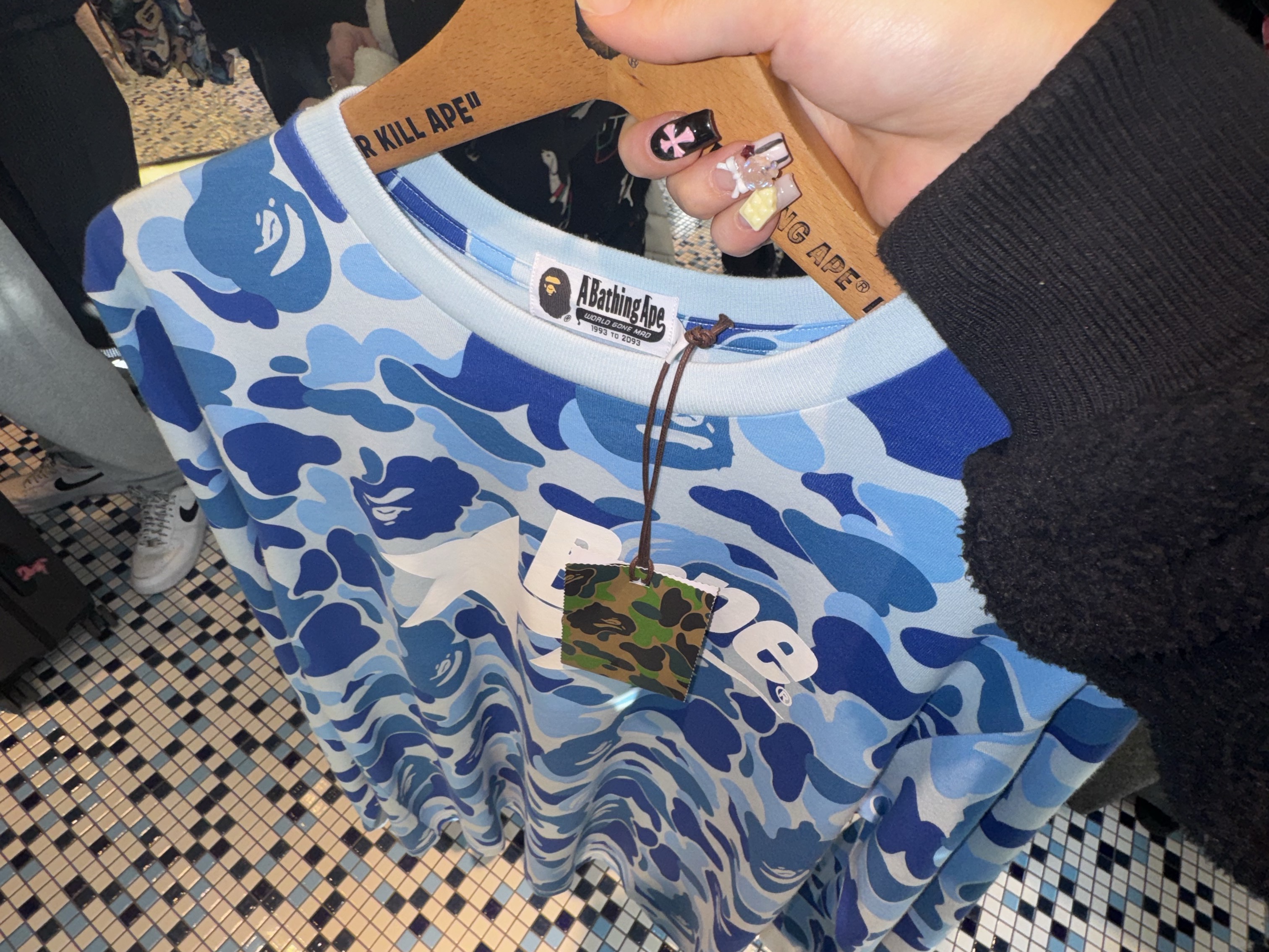 NewJeans x The Powerpuff Girls Acrylic Smarttok Hanni, BAPE Baby Milo Mobile Bag Brown 착용 스타일 - 2