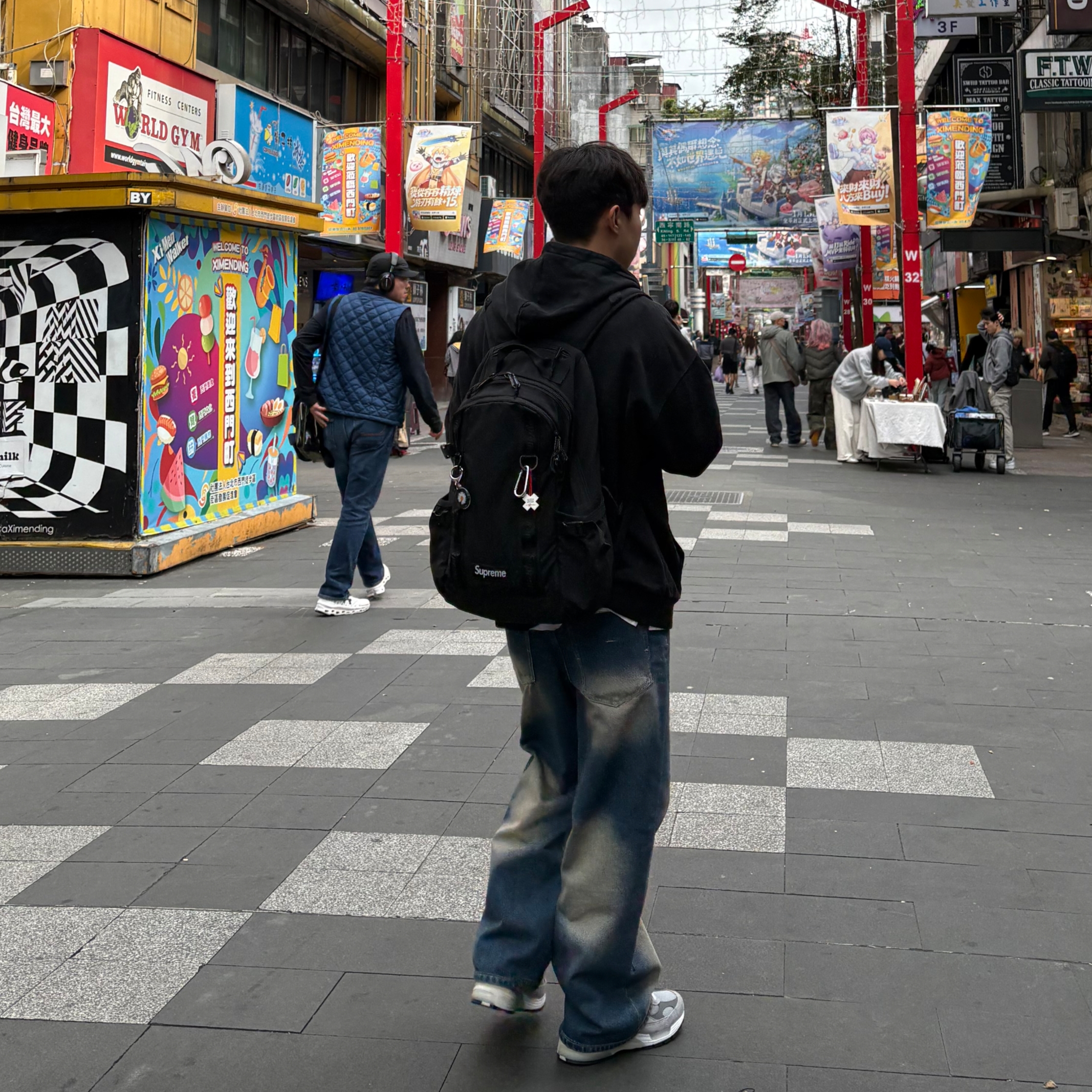 Supreme Backpack Black - 20FW, New Balance 992 Made in USA Core Grey Silver Metallic 착용 스타일