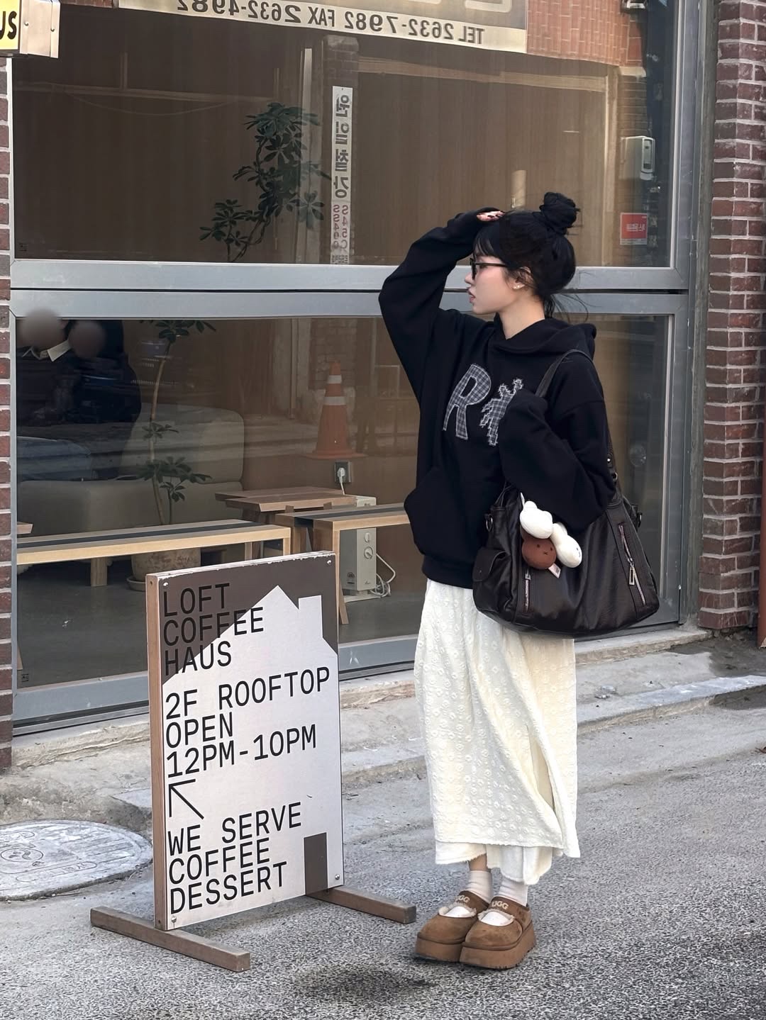 SLOW RECORD HOUSE Check Patch Hoodie Black 착용 스타일 - 3