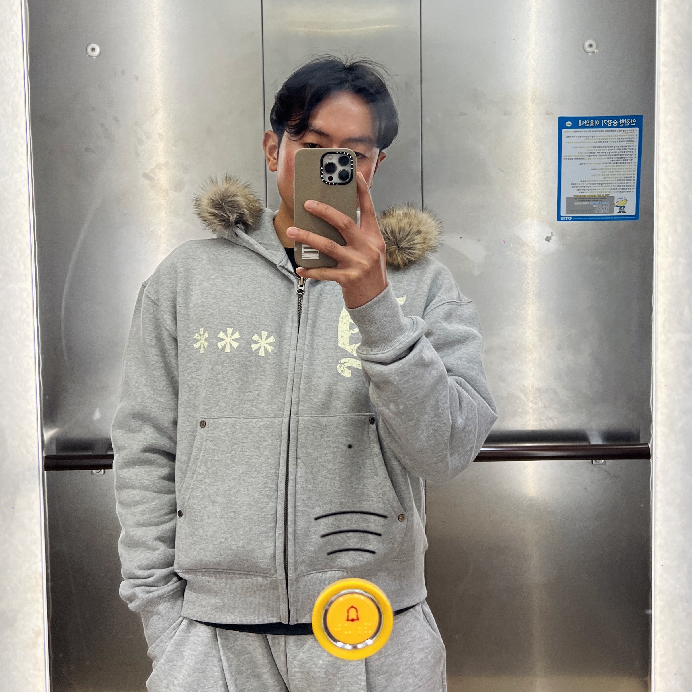 AMOU Fur Hoodie Zip Up Gray 착용 스타일 - 1