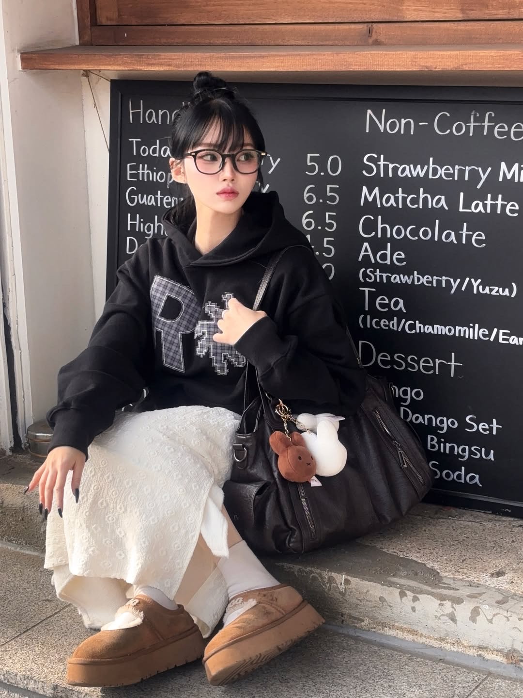 SLOW RECORD HOUSE Check Patch Hoodie Black 착용 스타일 - 2