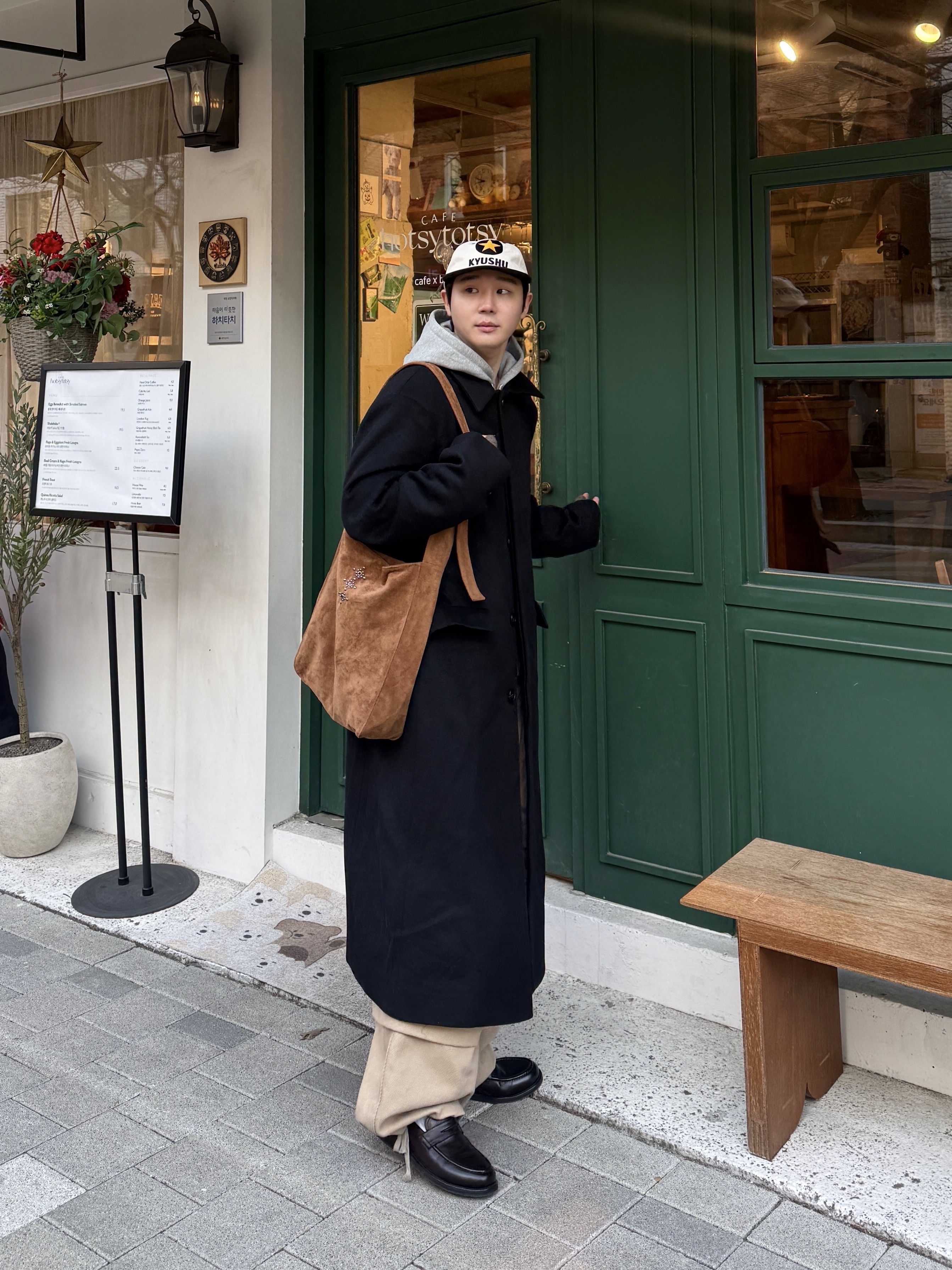 Aoiro KYUSHU Star ビール Cap, Kookeesee Suede Stud Shoulder Bag Camel 착용 스타일 - 3