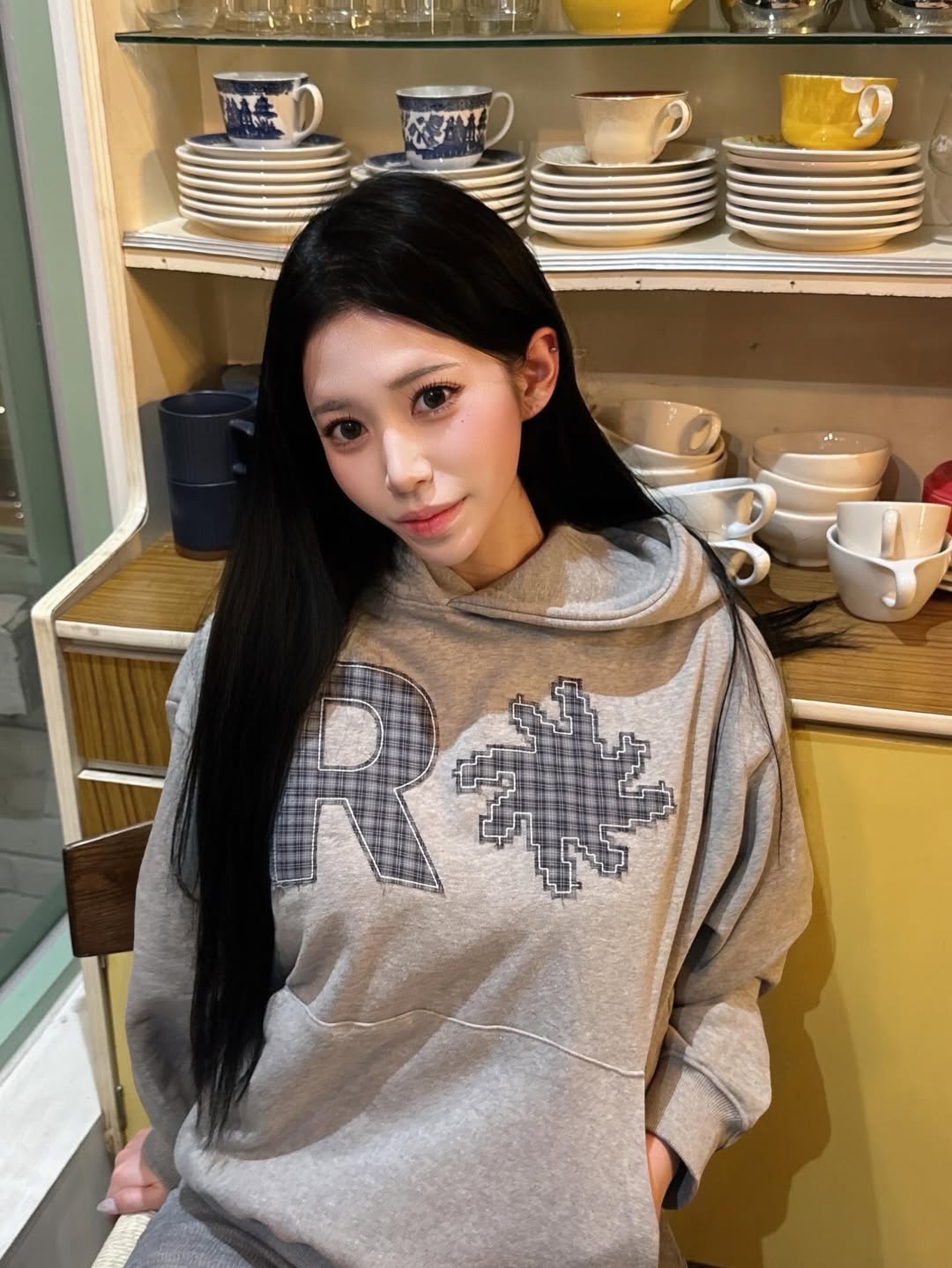 SLOW RECORD HOUSE Check Patch Hoodie Grey 착용 스타일 - 4