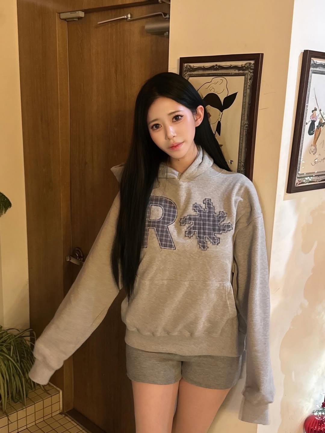 SLOW RECORD HOUSE Check Patch Hoodie Grey 착용 스타일 - 2