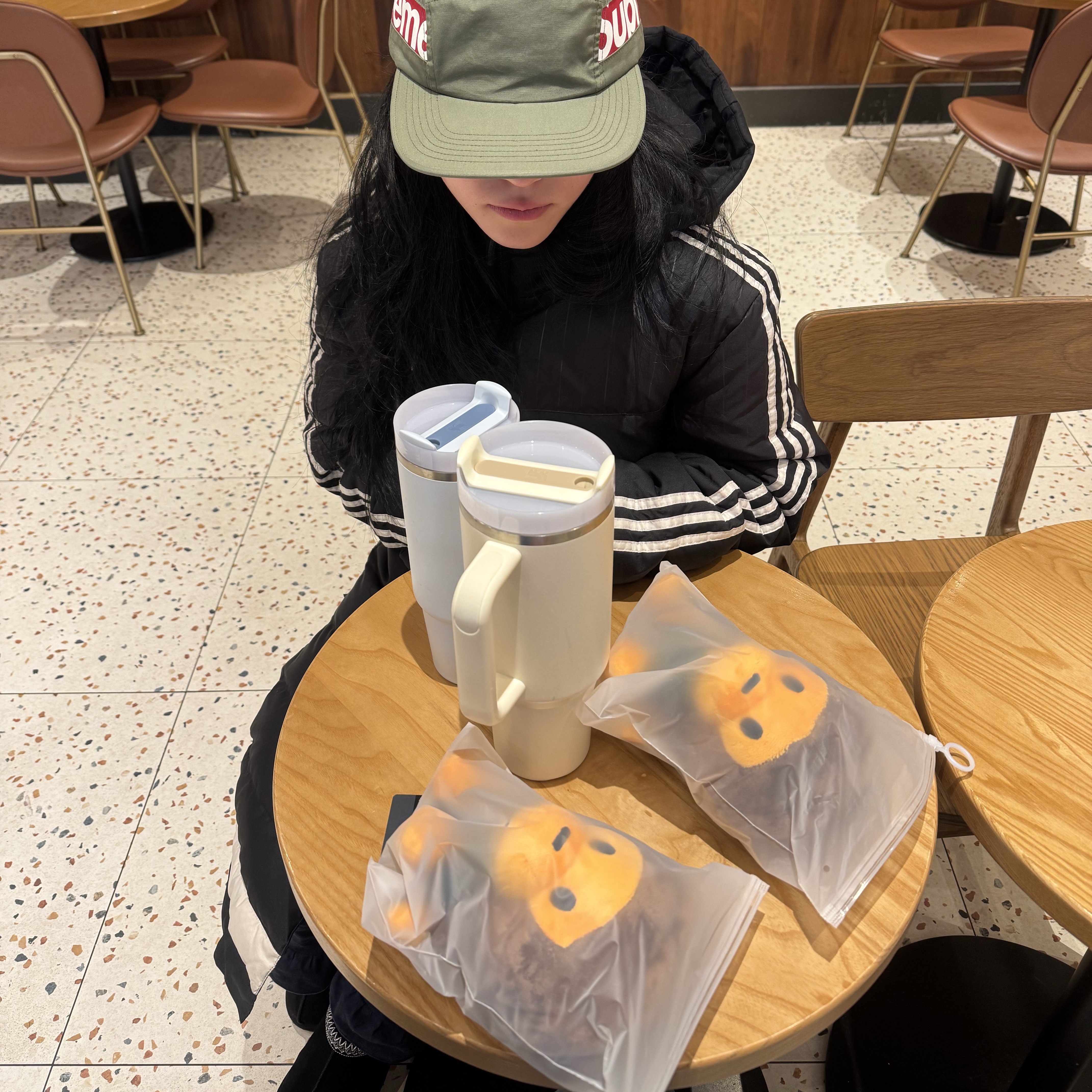 Starbucks x BAPE Baby Milo Foldable Bag 착용 스타일 - 2