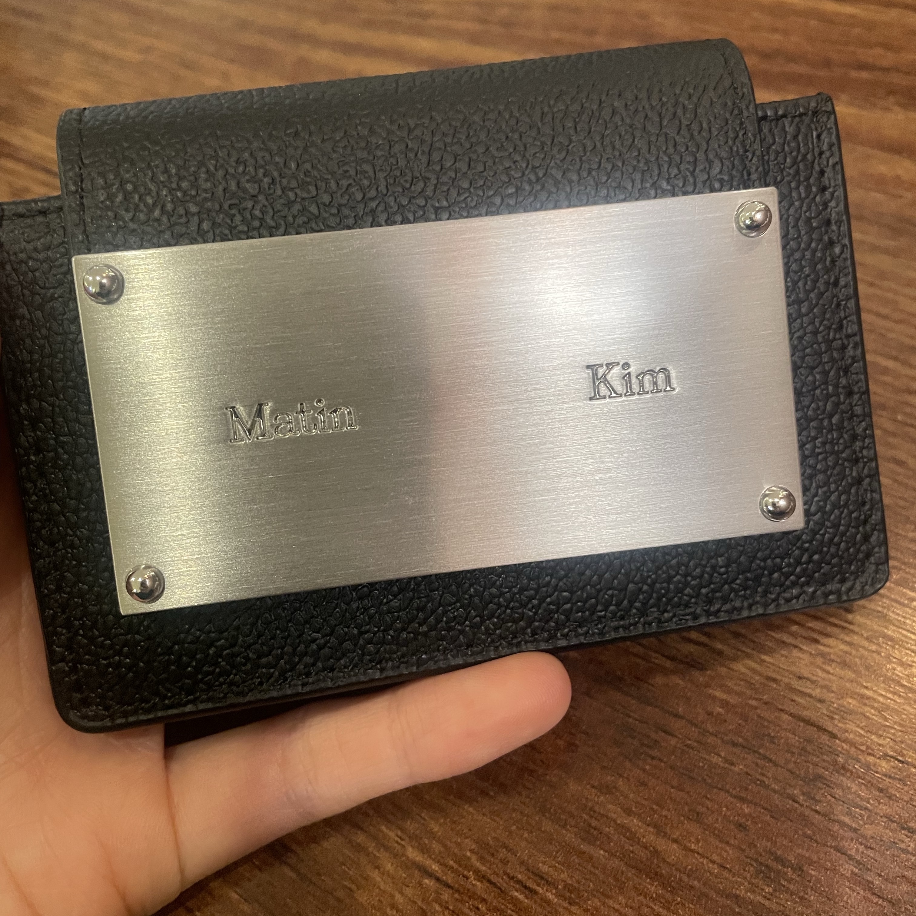 Matin Kim Accordion Wallet Black 착용 스타일
