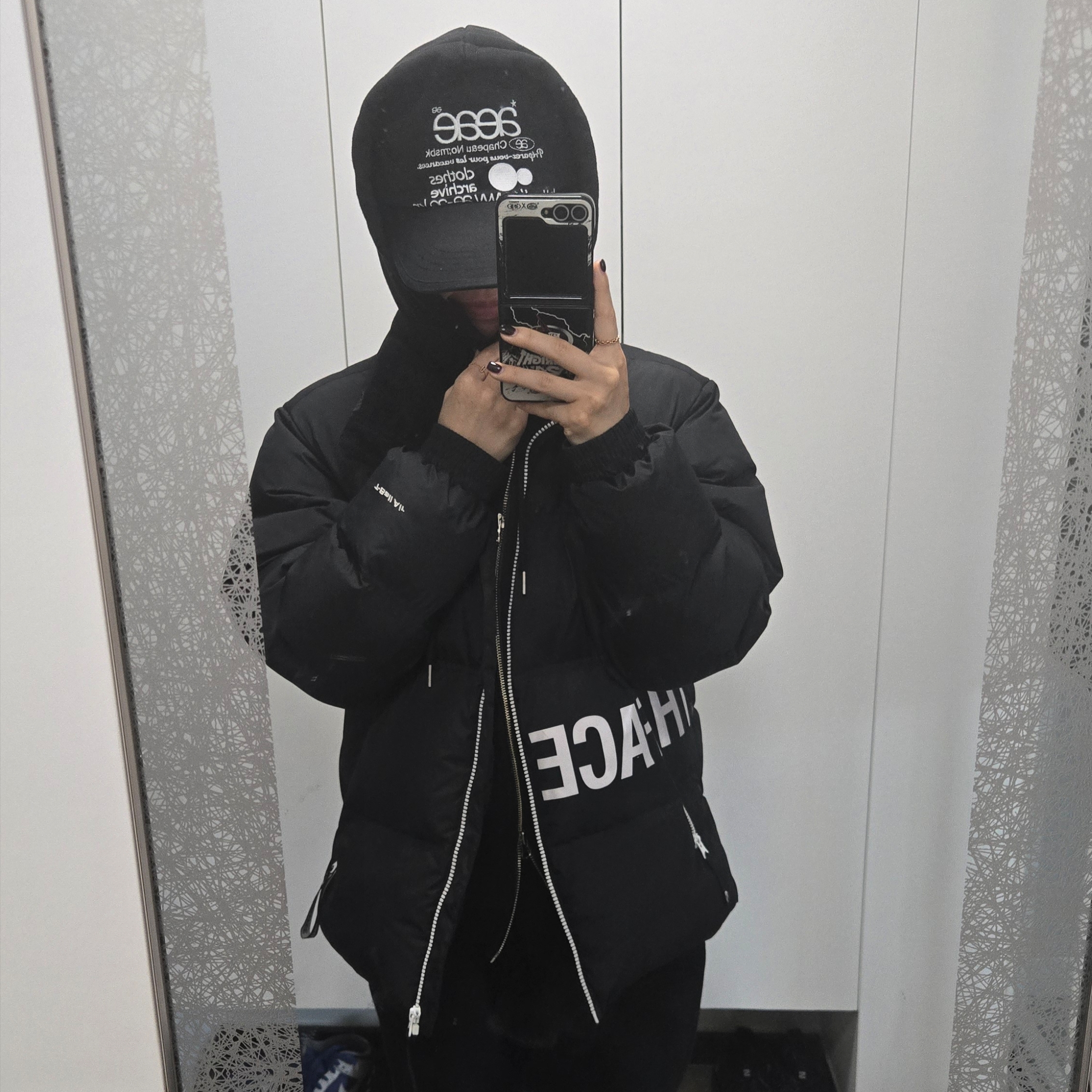 The North Face Nuptse Mule Black, Aeae Web Logo 5 Pannel Cap Black 착용 스타일 - 2