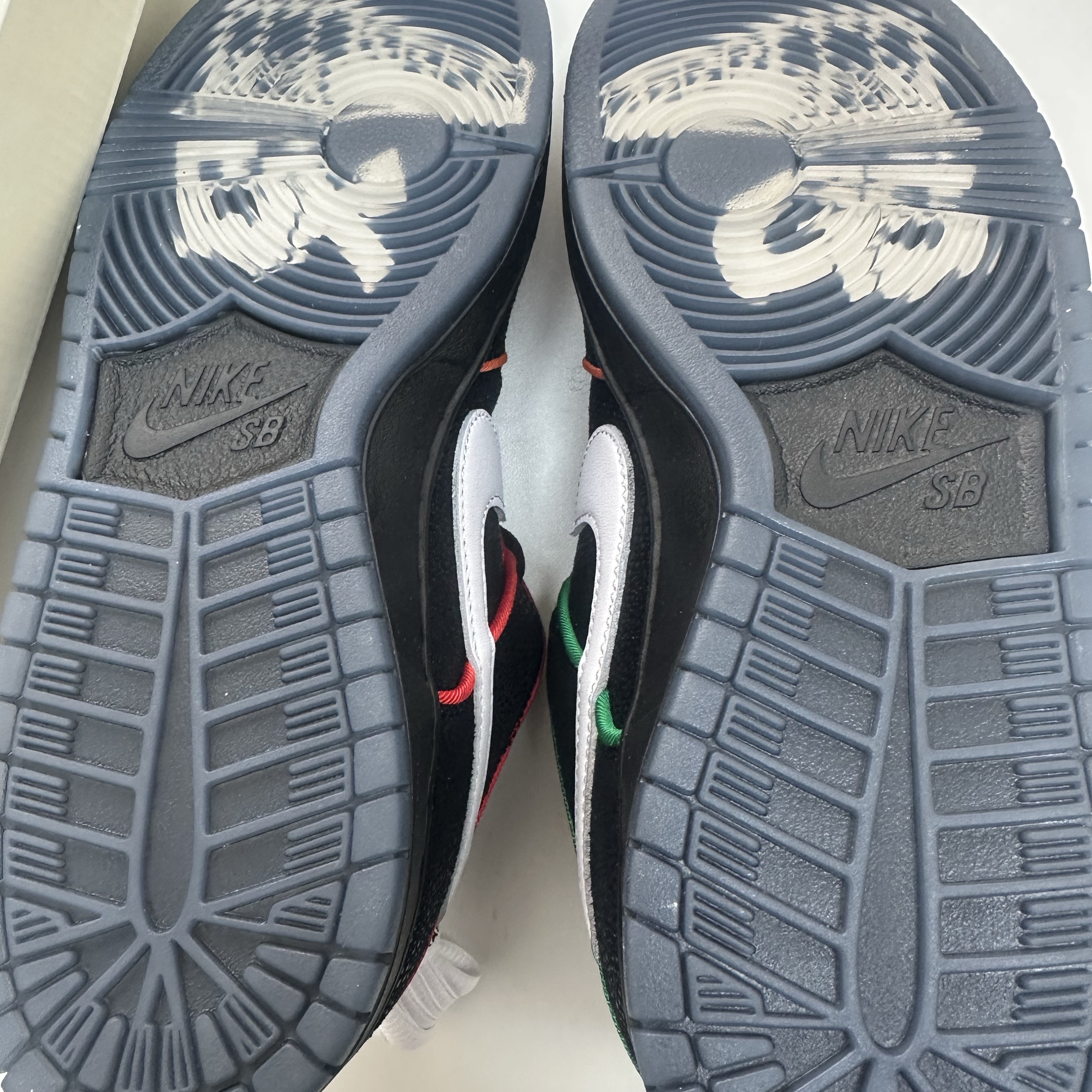 Nike x Bronx Girls Skate SB Dunk Low Black and Challenge Red 착용 스타일 - 3