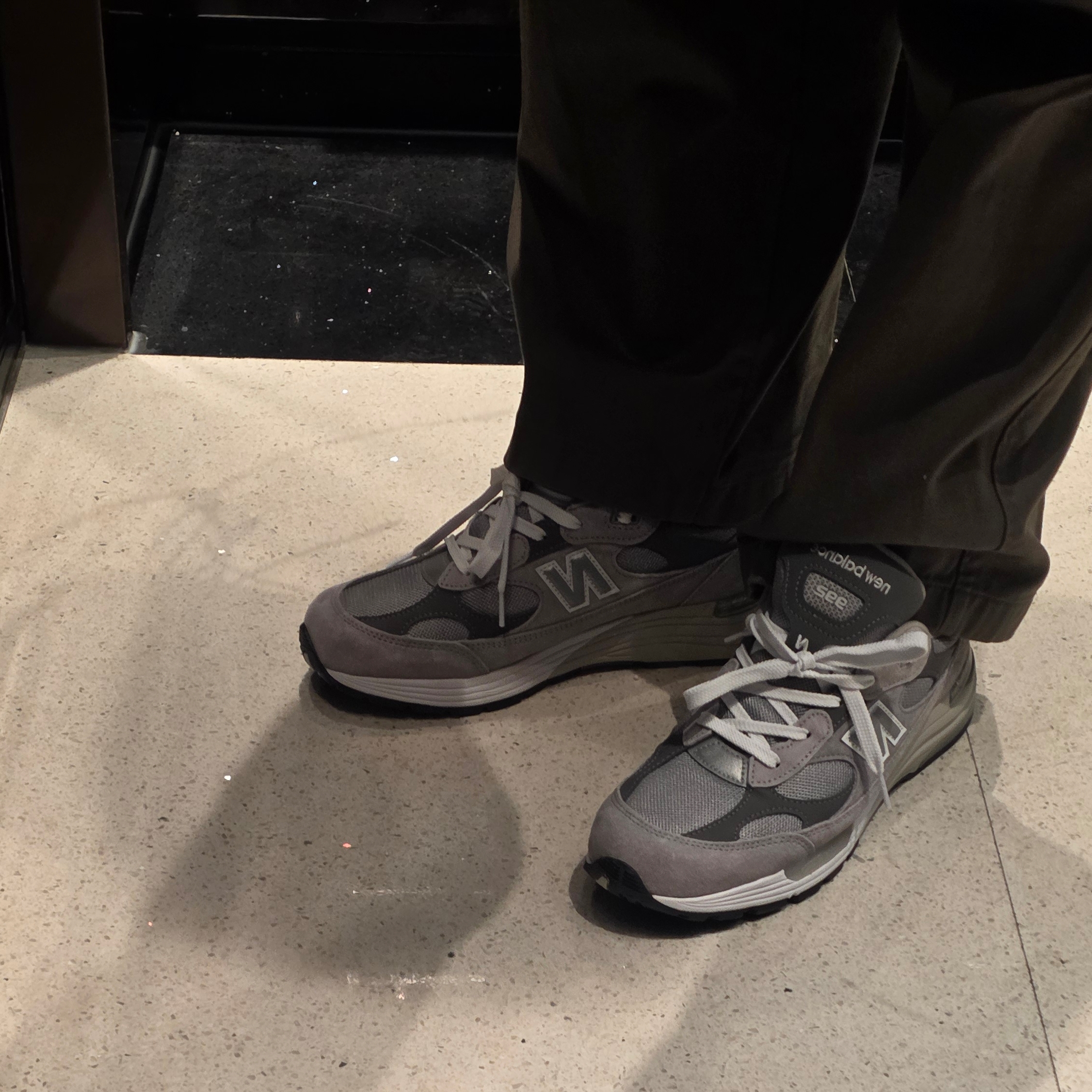 New Balance 992 Made in USA Core Grey Silver Metallic 착용 스타일 - 2