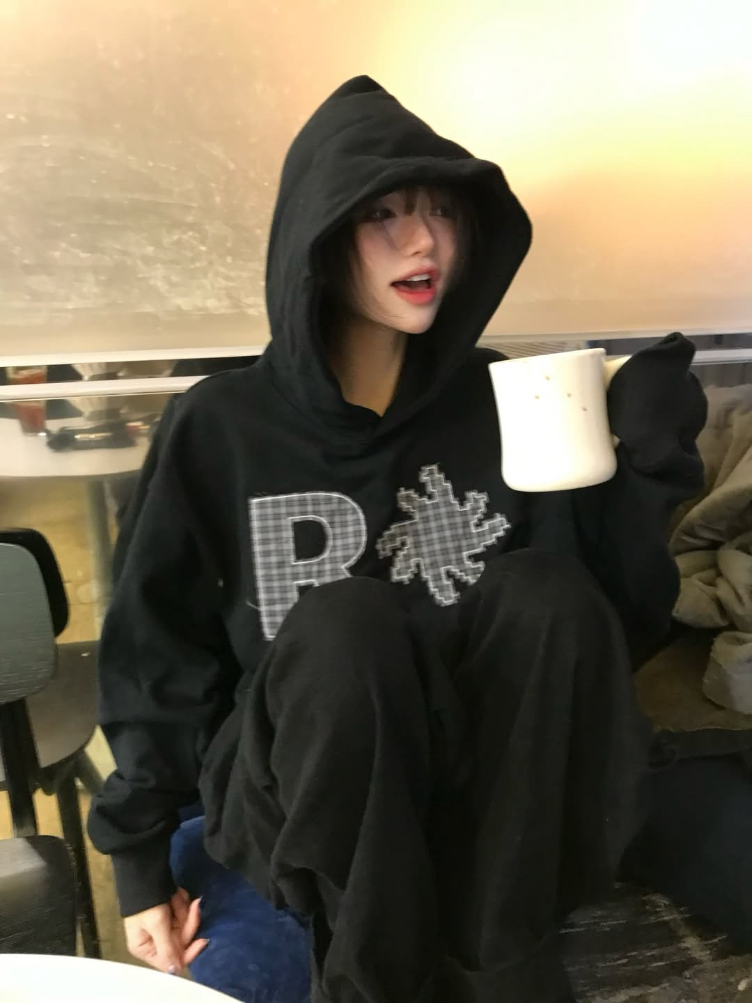 SLOW RECORD HOUSE Check Patch Hoodie Black 착용 스타일 - 3