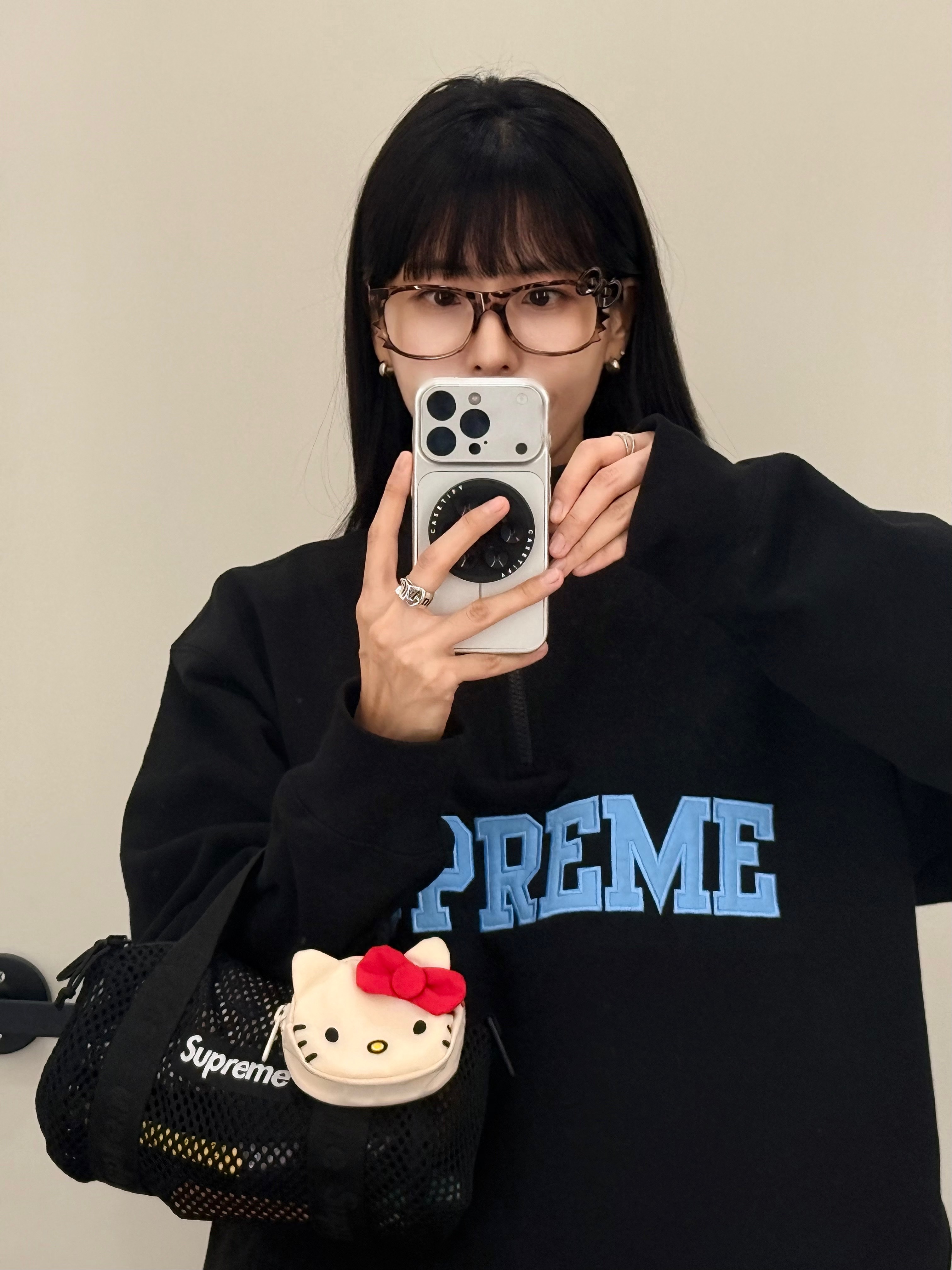 Supreme Collegiate Half Zip Pullover Black - 24FW, Supreme Mesh Mini Duffle Bag Black - 25SS 착용 스타일 - 3