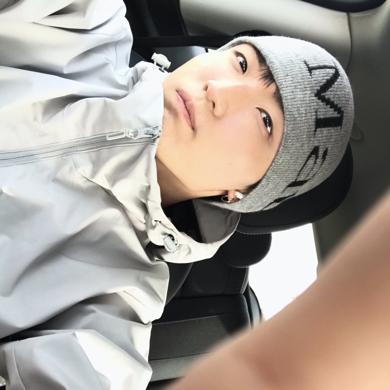 Matin Kim Logo Jacquard Short Beanie Grey 착용 스타일 - 1