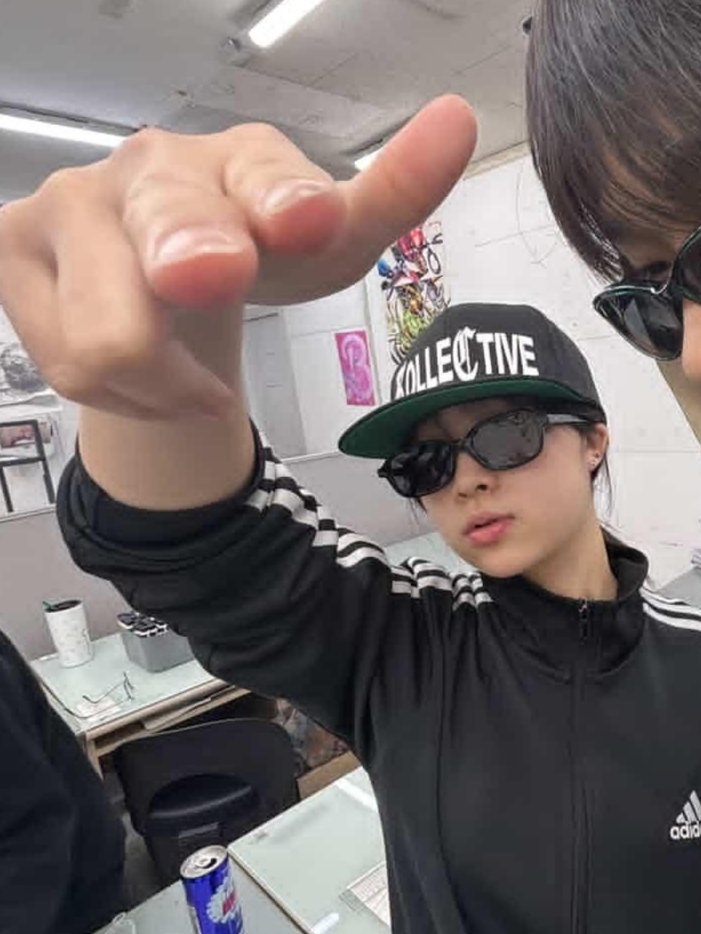 KOLLECTIVE LOGO SNAPBACK BLACK 착용 스타일