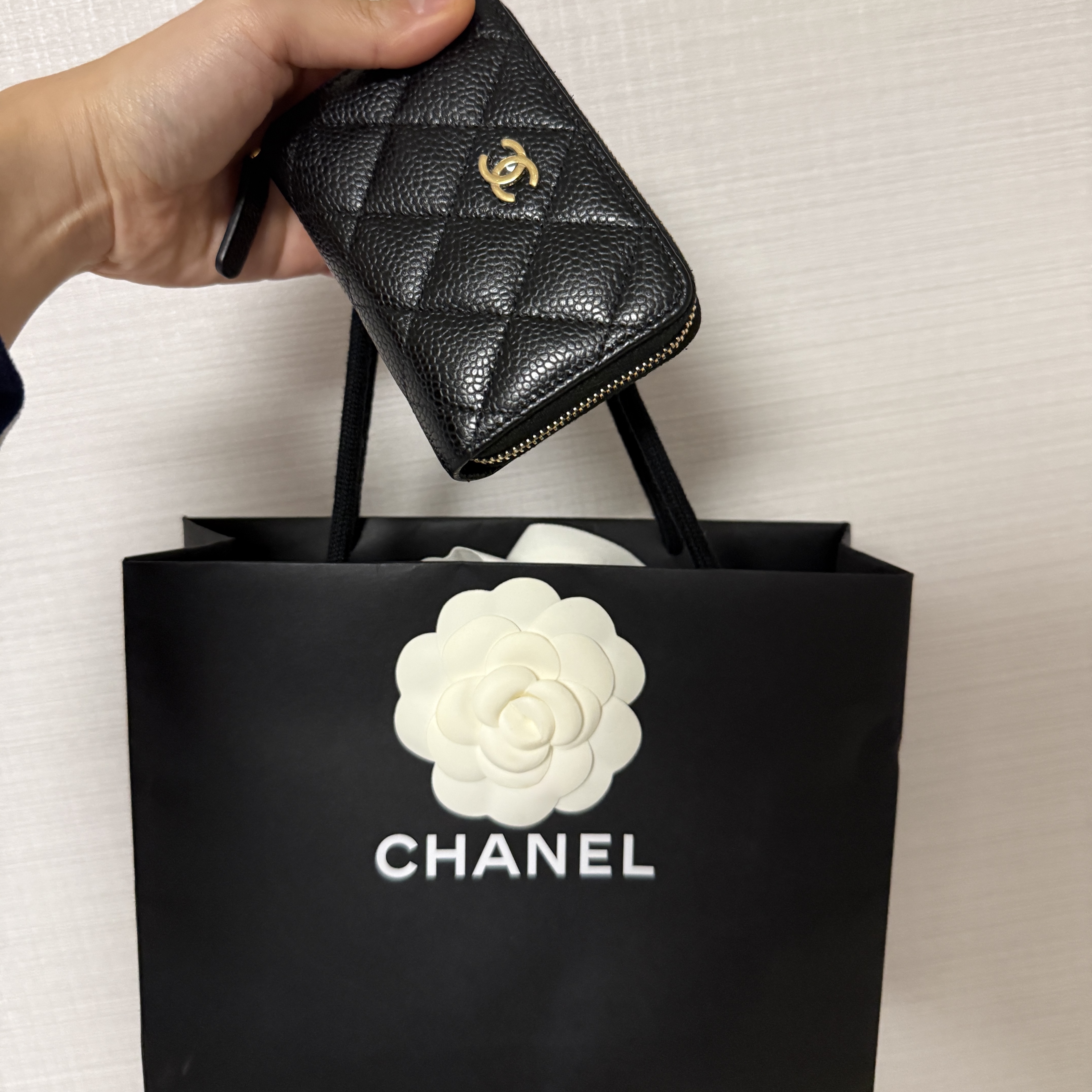 Chanel Classic Zipped Coin Purse Grained Calfskin & Gold Black 착용 스타일
