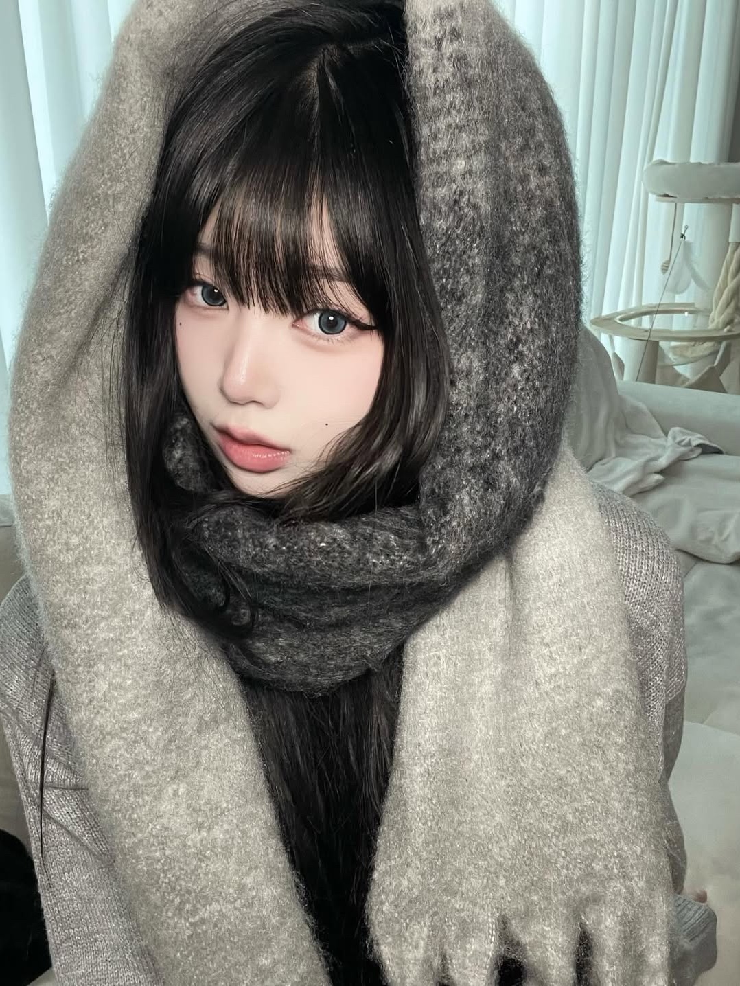 Permanent Archvie Brushed Long Knit Muffler Black 착용 스타일