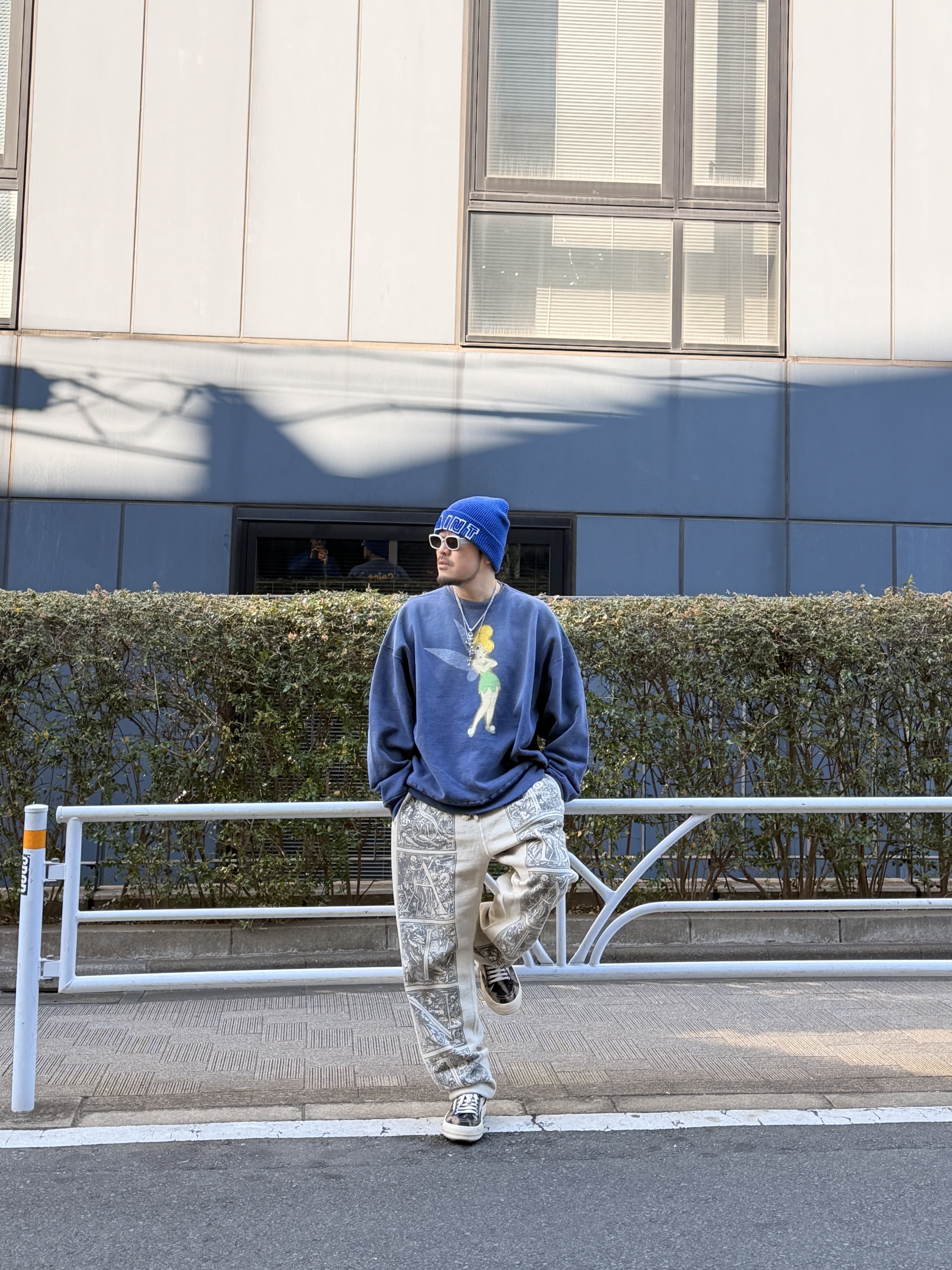 Saint Mxxxxxx x Disney Crewneck Sweat Tinker Bell Navy - 26SS, Saint Mxxxxxx x Denim Tears Mural Sweatpants Grey - 23SS 착용 스타일 - 1