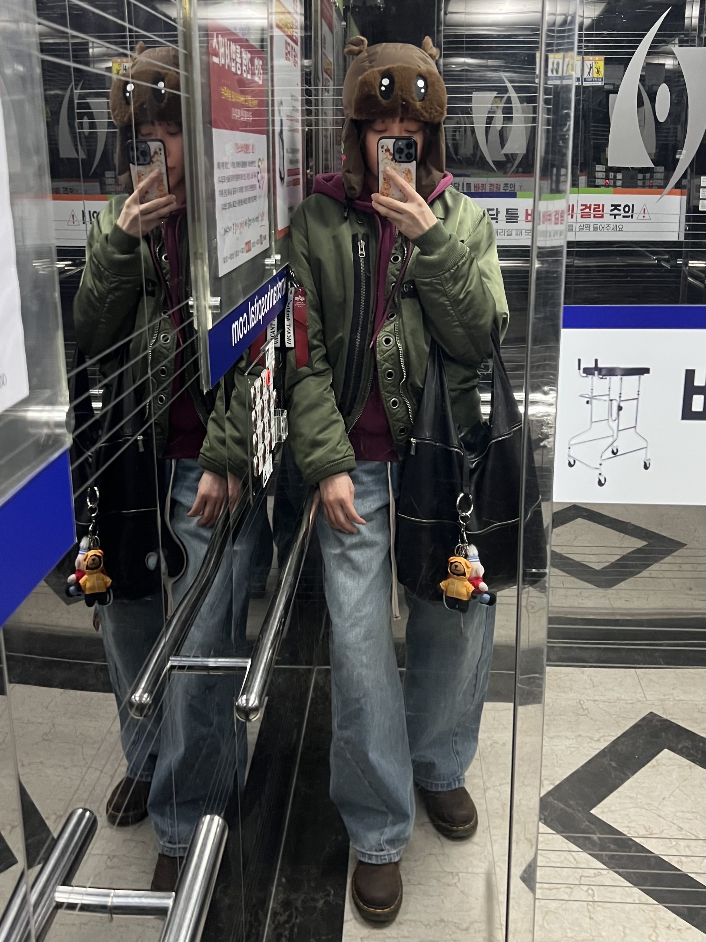 Palace Kawaii Puffa Trooper Brown - 25FW, (W) Sculptor Everyday Lowrise Denim Pants Light Blue 착용 스타일