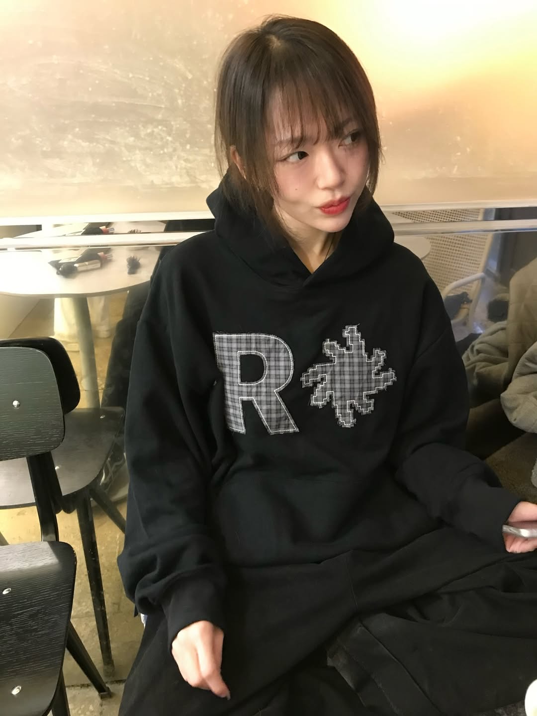 SLOW RECORD HOUSE Check Patch Hoodie Black 착용 스타일 - 2
