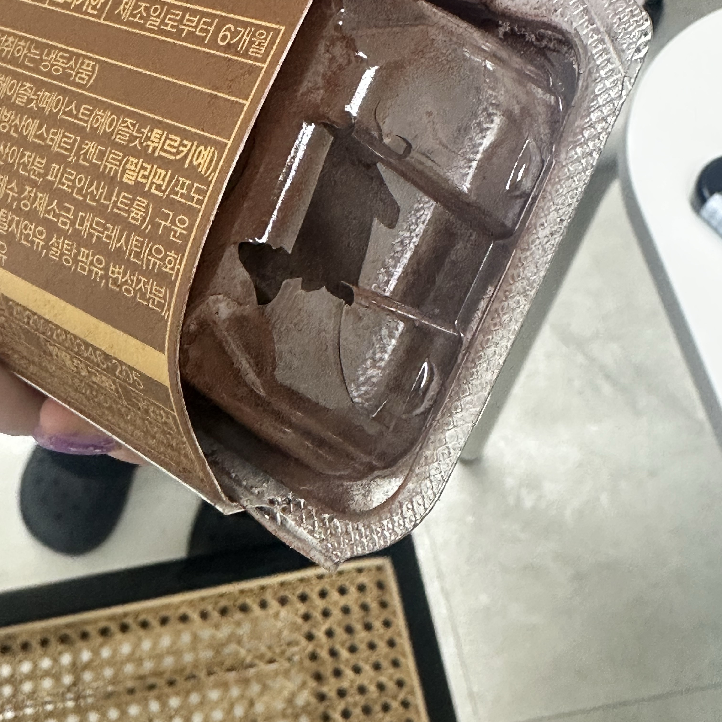 [KREAM 단독] tongtonge Dubai Style Chocolate Roll Cake 착용 스타일 - 2