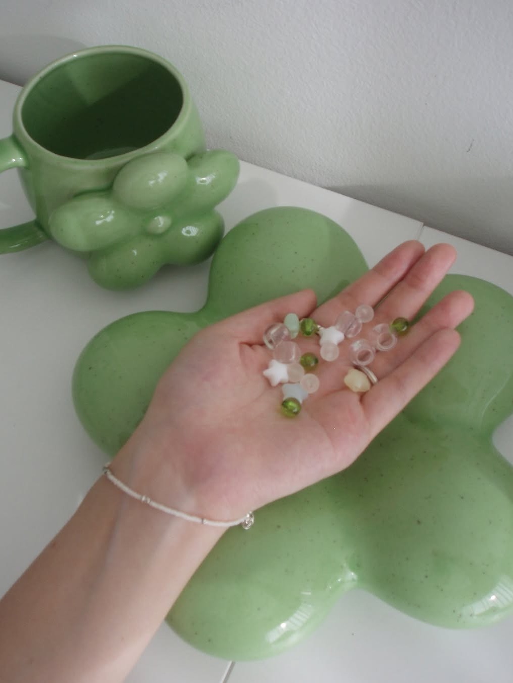 [3% 적립] LEEJAE FLOWER PENDANT CUP SAGE GREEN 착용 스타일