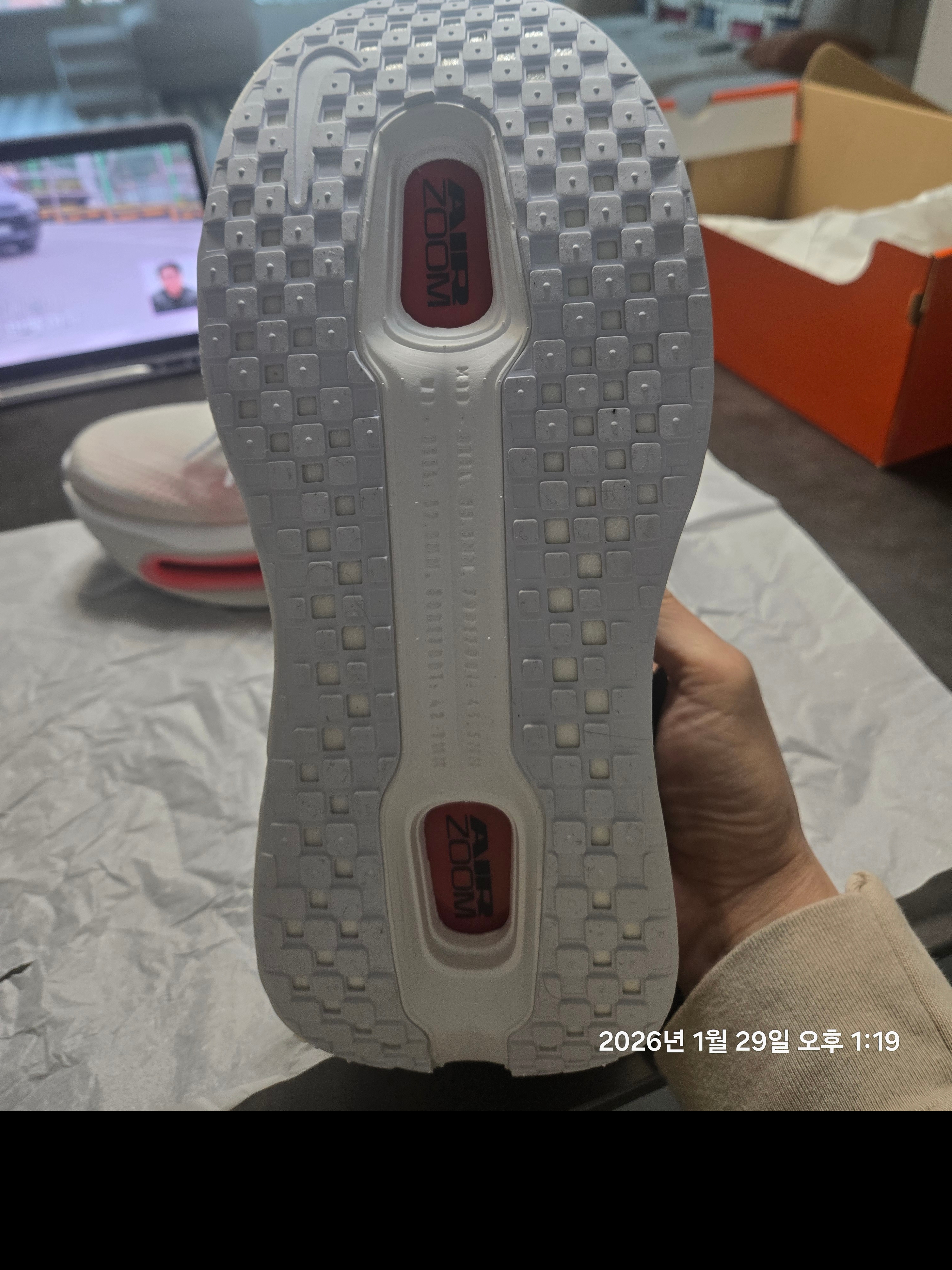 Nike Vomero Premium White Bright Crimson 착용 스타일