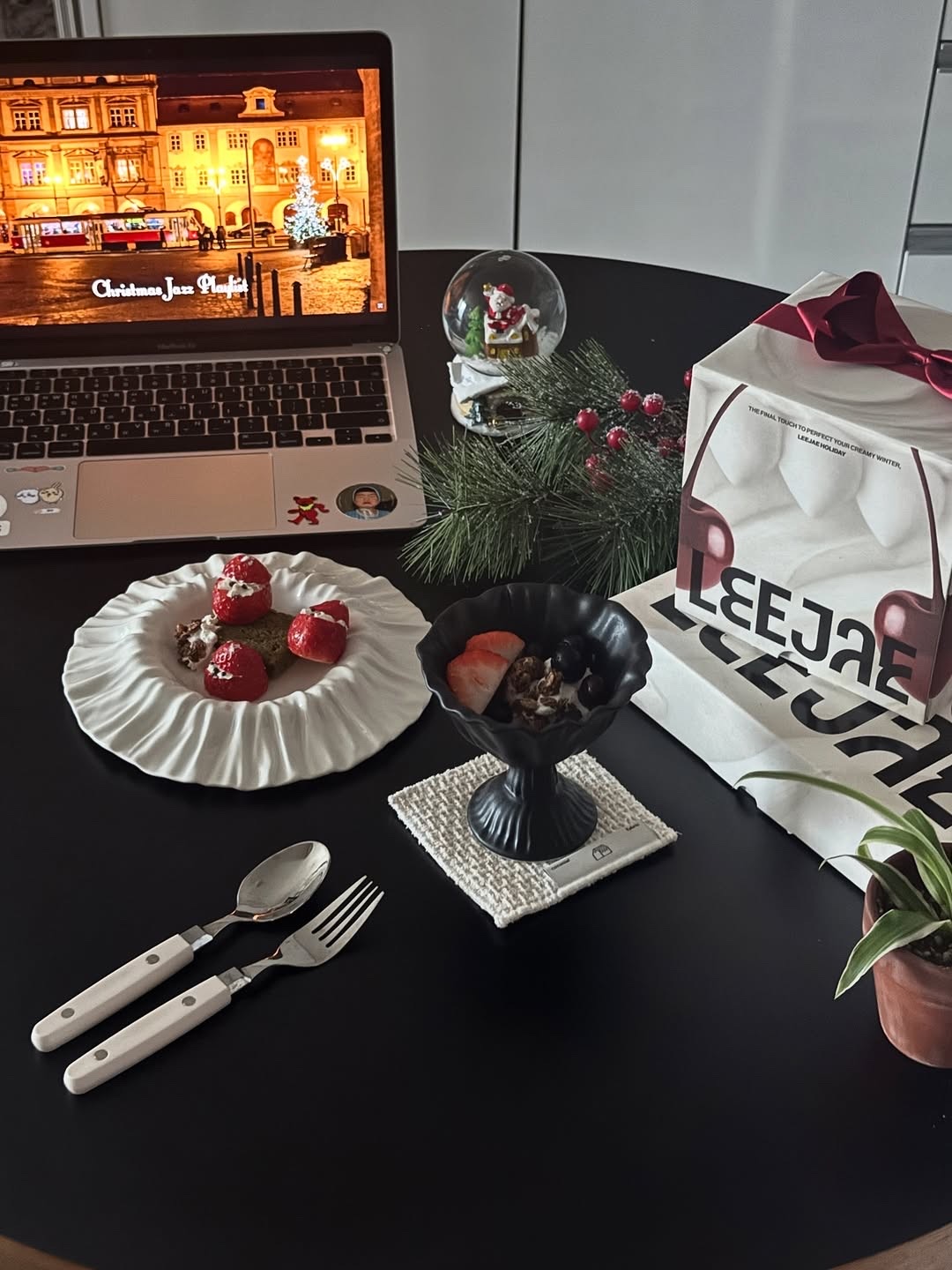 [3% 적립] LEEJAE PLEATS GOBLET DUST BLACK, [3% 적립] LEEJAE PLEATS PLATE WHITE 착용 스타일