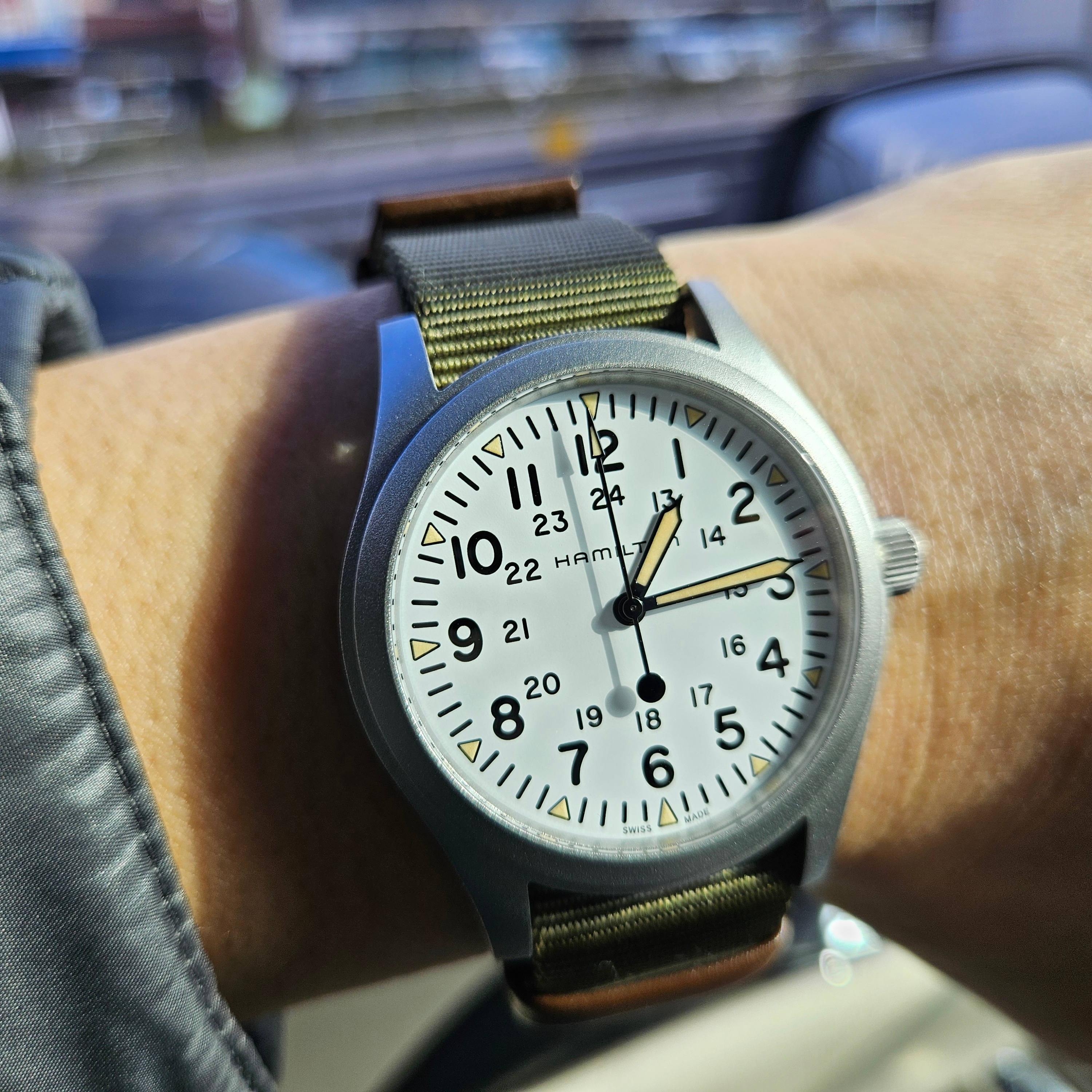 [15% 쿠폰] Hamilton Khaki Field Mechanical 42mm Nato Strap Green White 착용 스타일 - 2