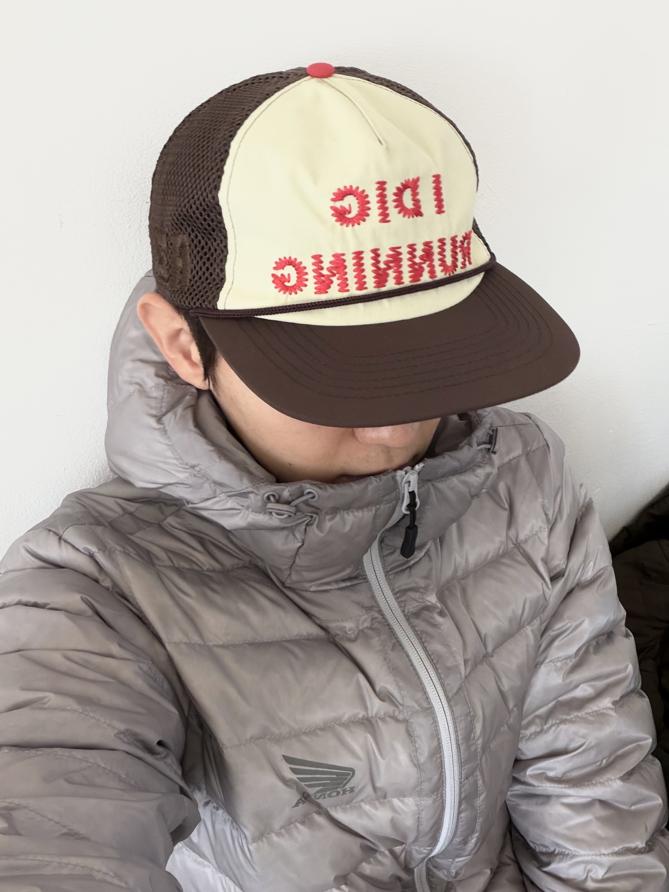 Alex Zono I Dig Running Trucker Hat OG Brown, Honda H-Tech Storm Shield Parka Light Gray 착용 스타일 - 4