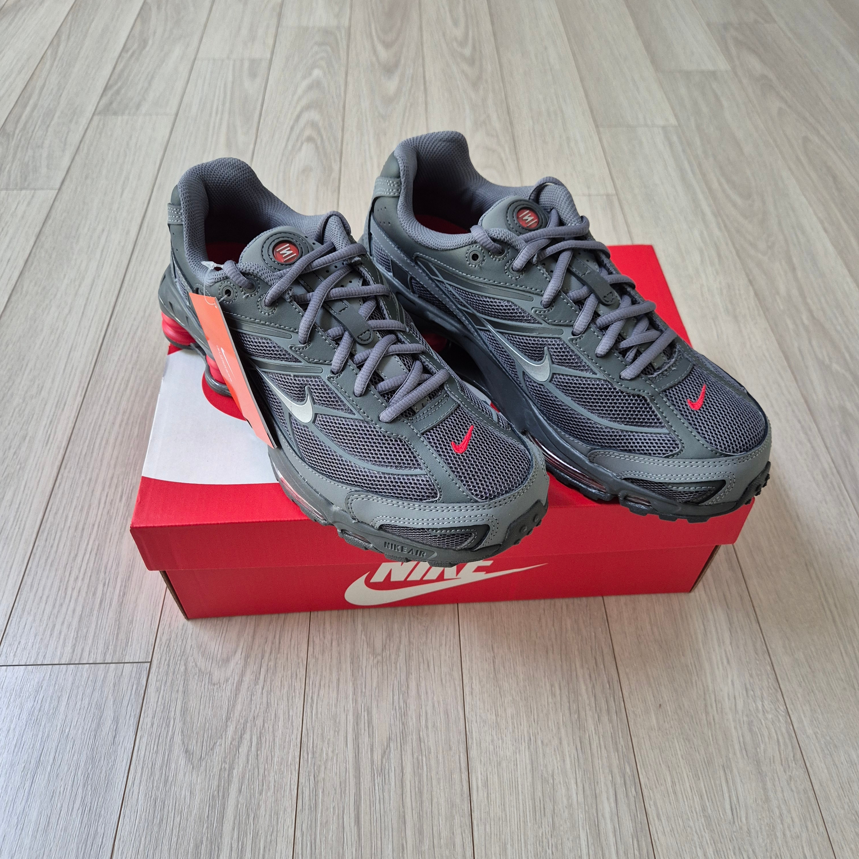 Nike Shox Ride 2 Smoke Grey University Red 착용 스타일 - 1