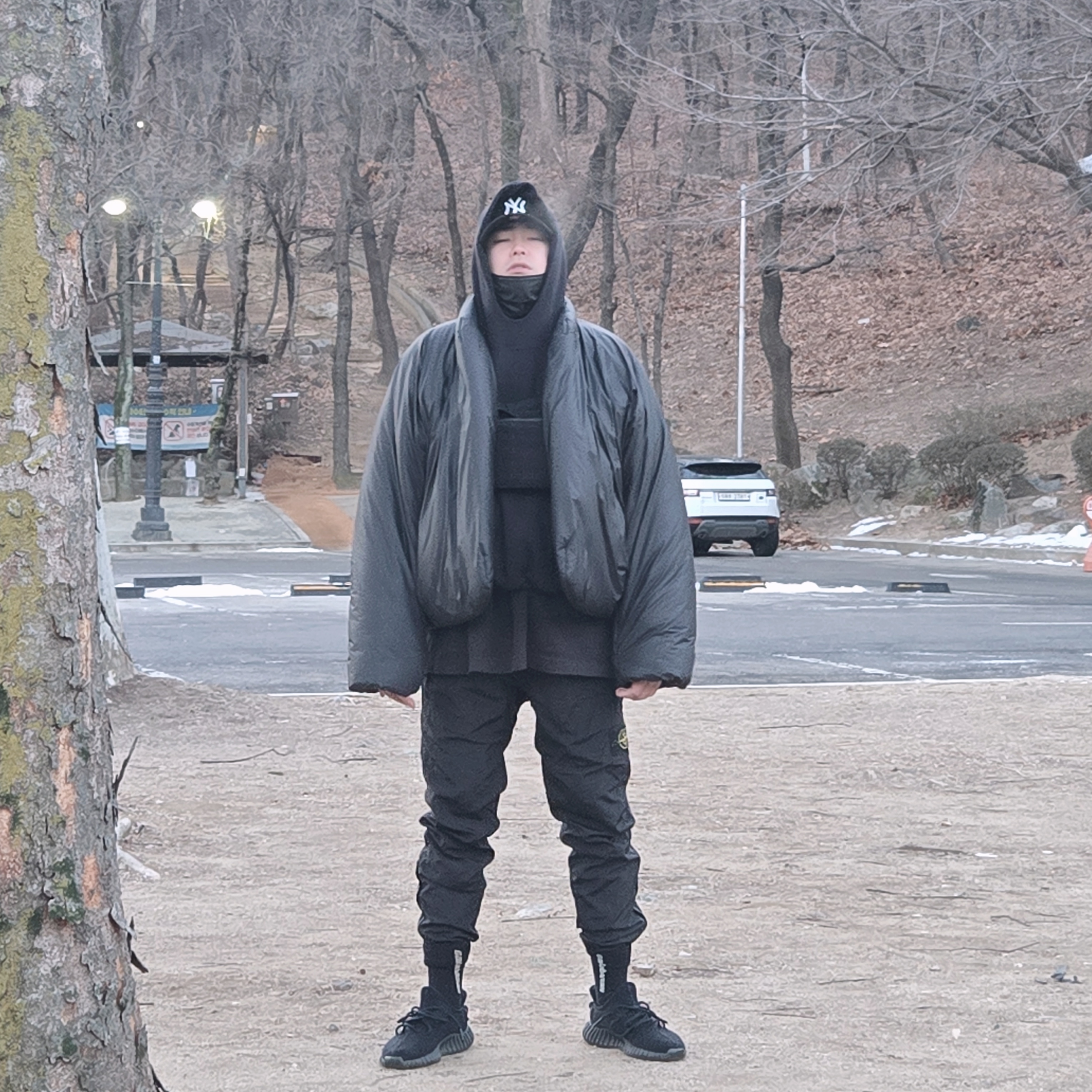 Yeezy Gap Engineered By Balenciaga Dove Hoodie Black, Yeezy Gap Engineered By Balenciaga Round Jacket 2 Black 착용 스타일
