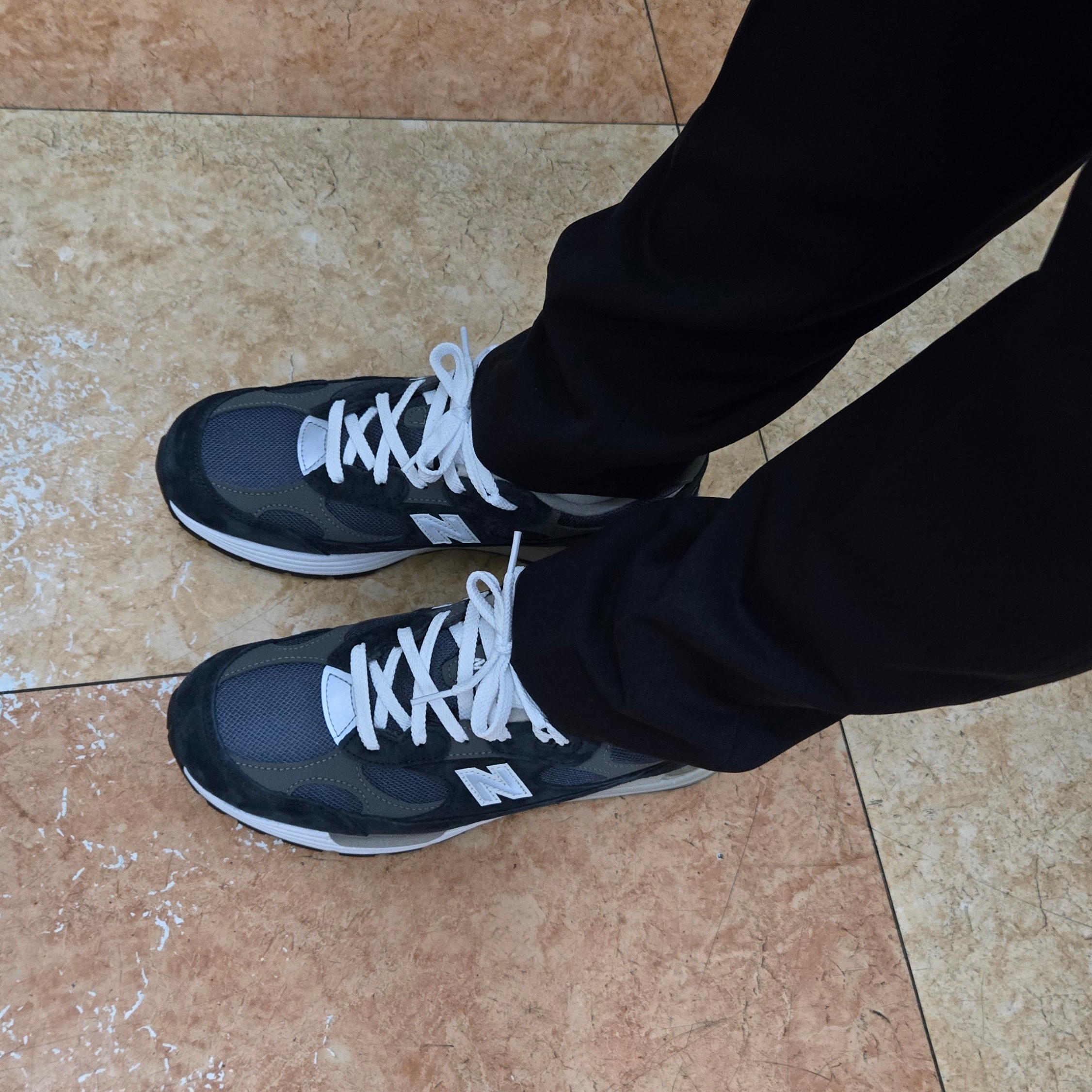 New Balance 992 Made in USA Core Navy 착용 스타일 - 2