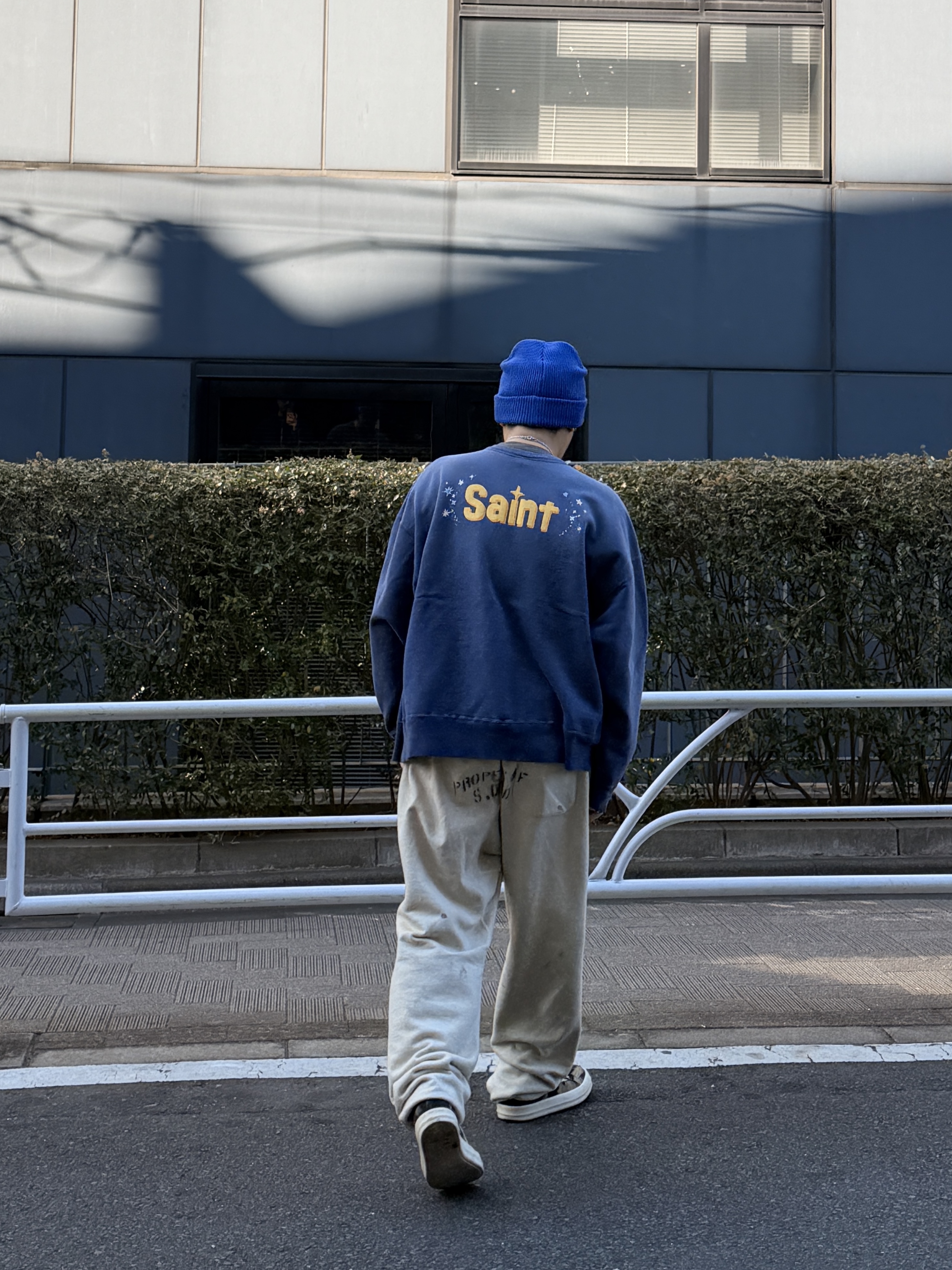 Saint Mxxxxxx x Disney Crewneck Sweat Tinker Bell Navy - 26SS, Saint Mxxxxxx x Denim Tears Mural Sweatpants Grey - 23SS 착용 스타일 - 2