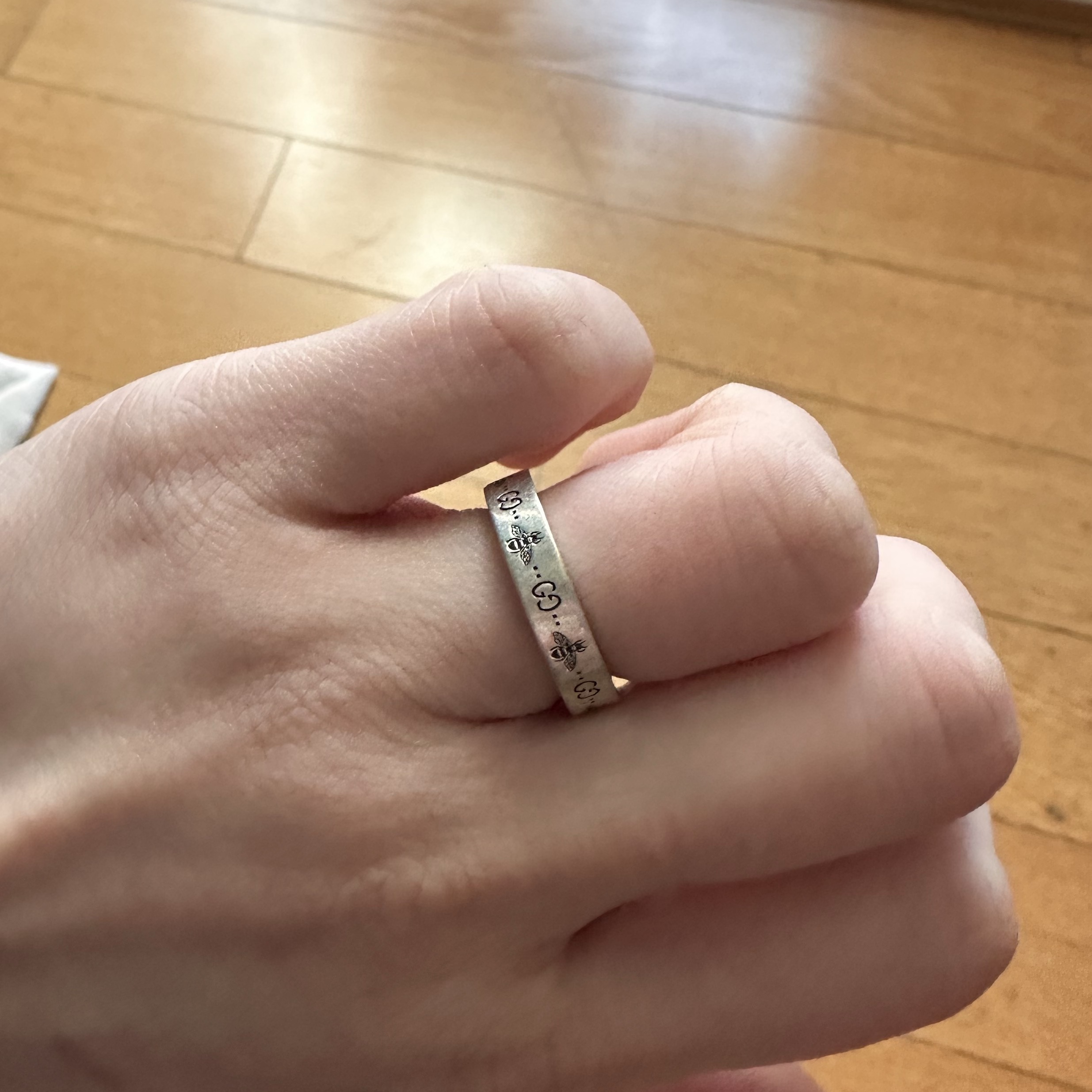 Gucci GG Bee Engraved Thin Ring Silver 착용 스타일