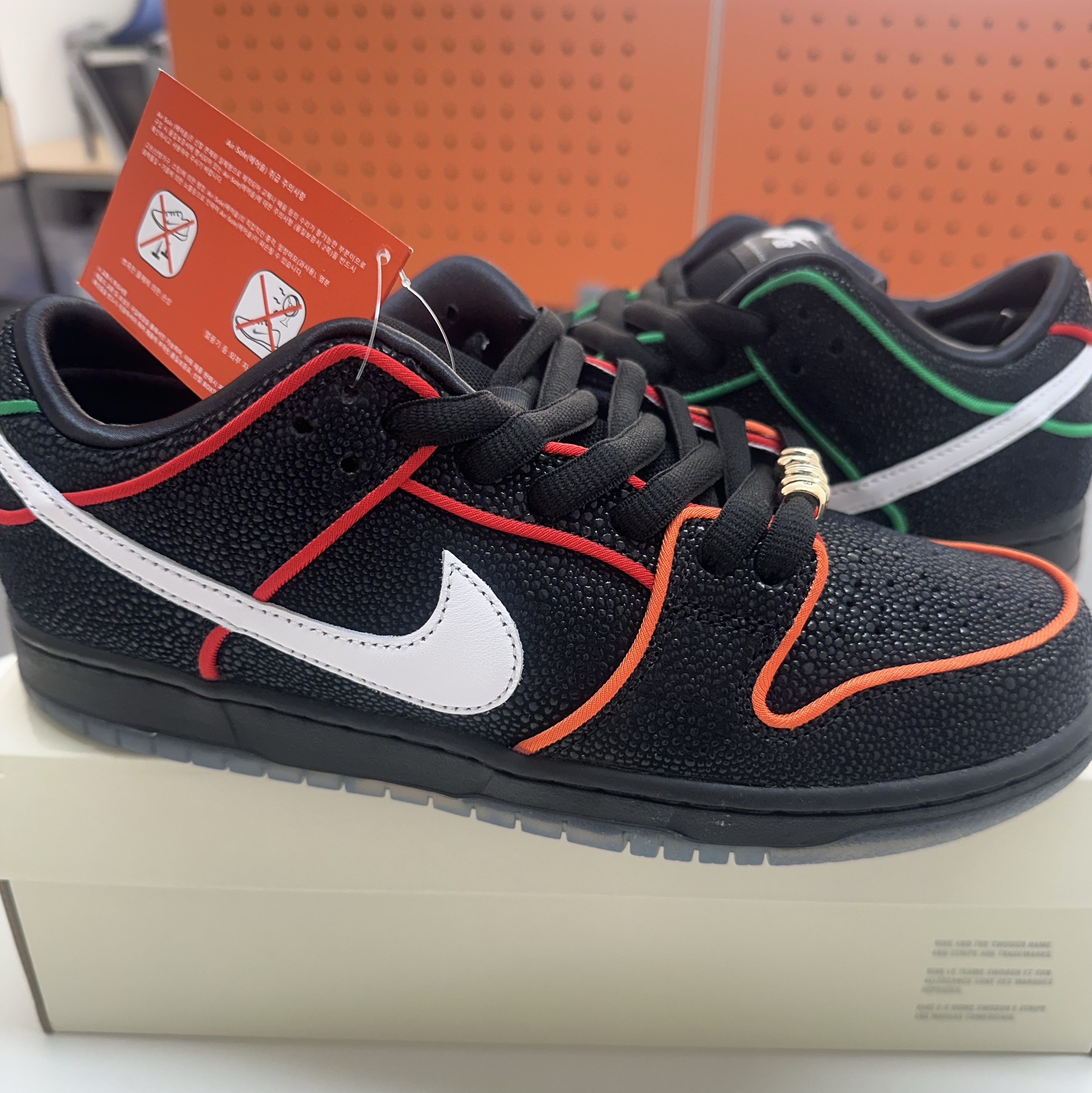 Nike x Bronx Girls Skate SB Dunk Low Black and Challenge Red 착용 스타일 - 1