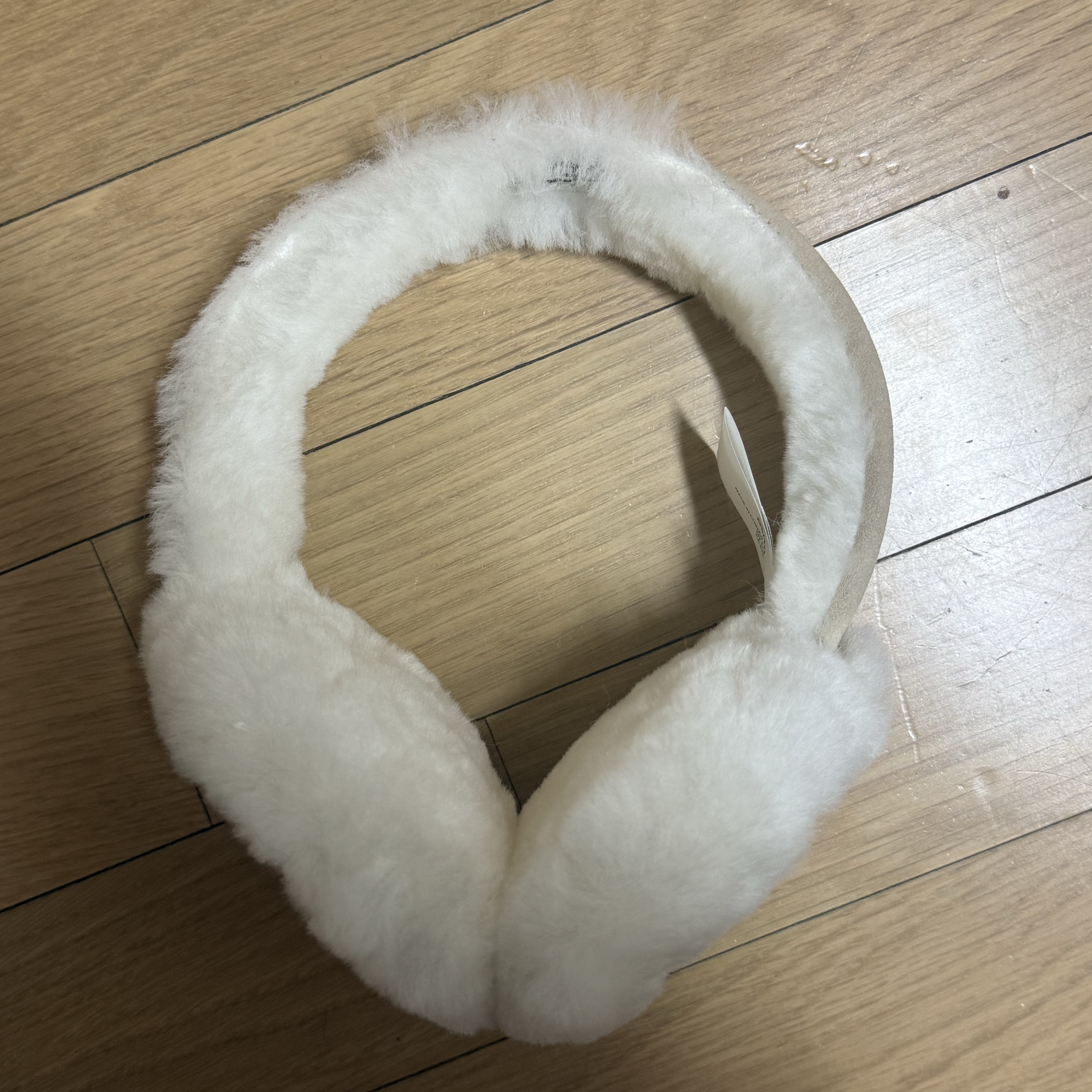 (W) UGG Embroidered Logo Earmuff Sand 착용 스타일