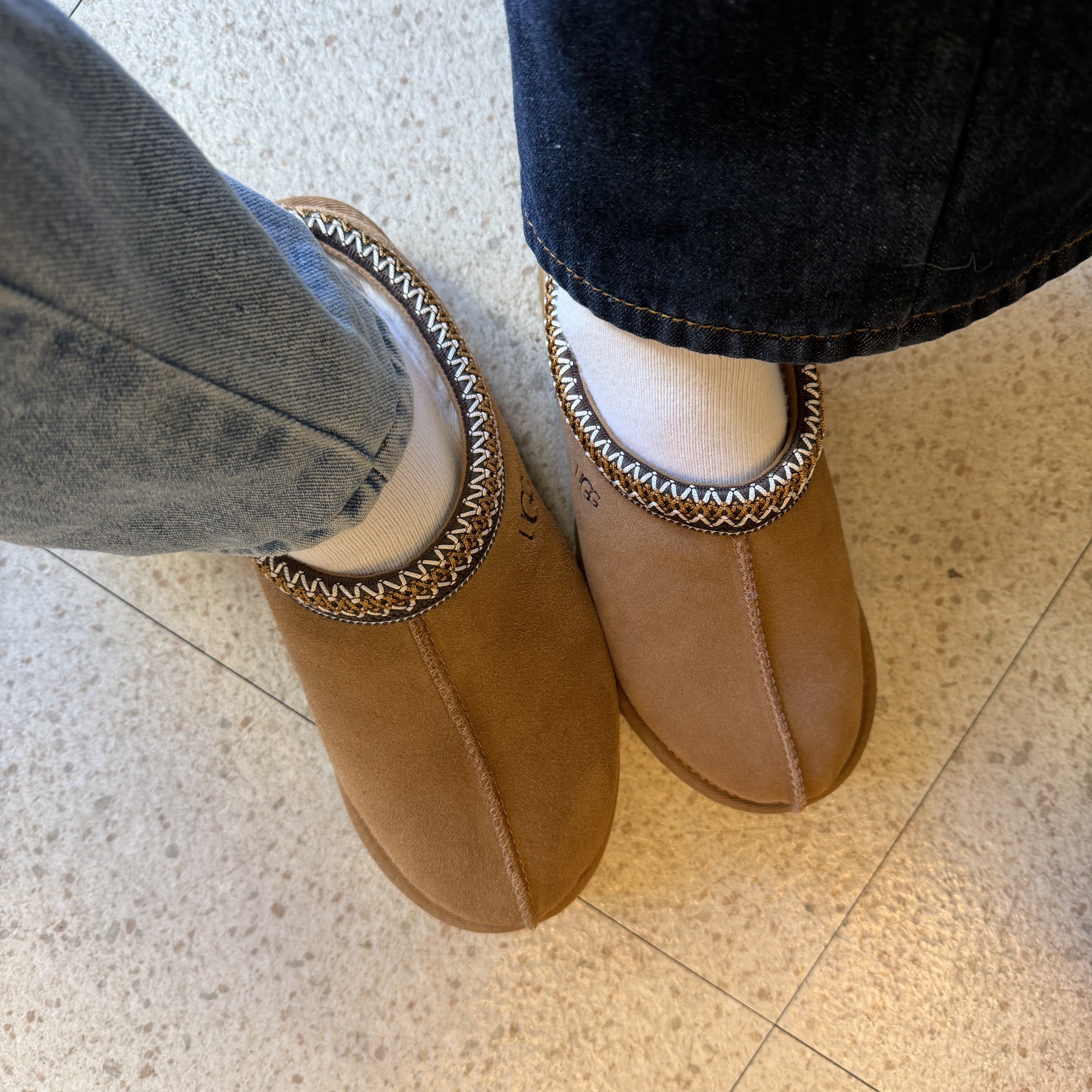 UGG Tasman II Slipper Chestnut 착용 스타일