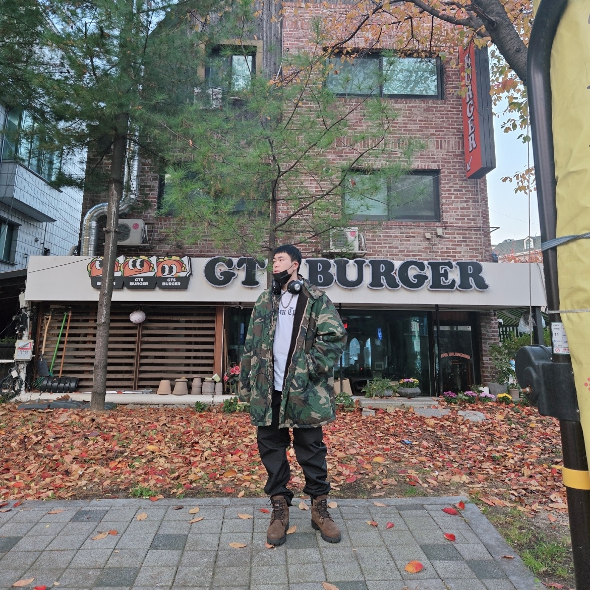 Yeezy Gap Engineered By Balenciaga Sateen Cargo Pants Black, Yeezy x Gosha Rubchinskiy Tribune Herald HD-01 Hoodie White 착용 스타일