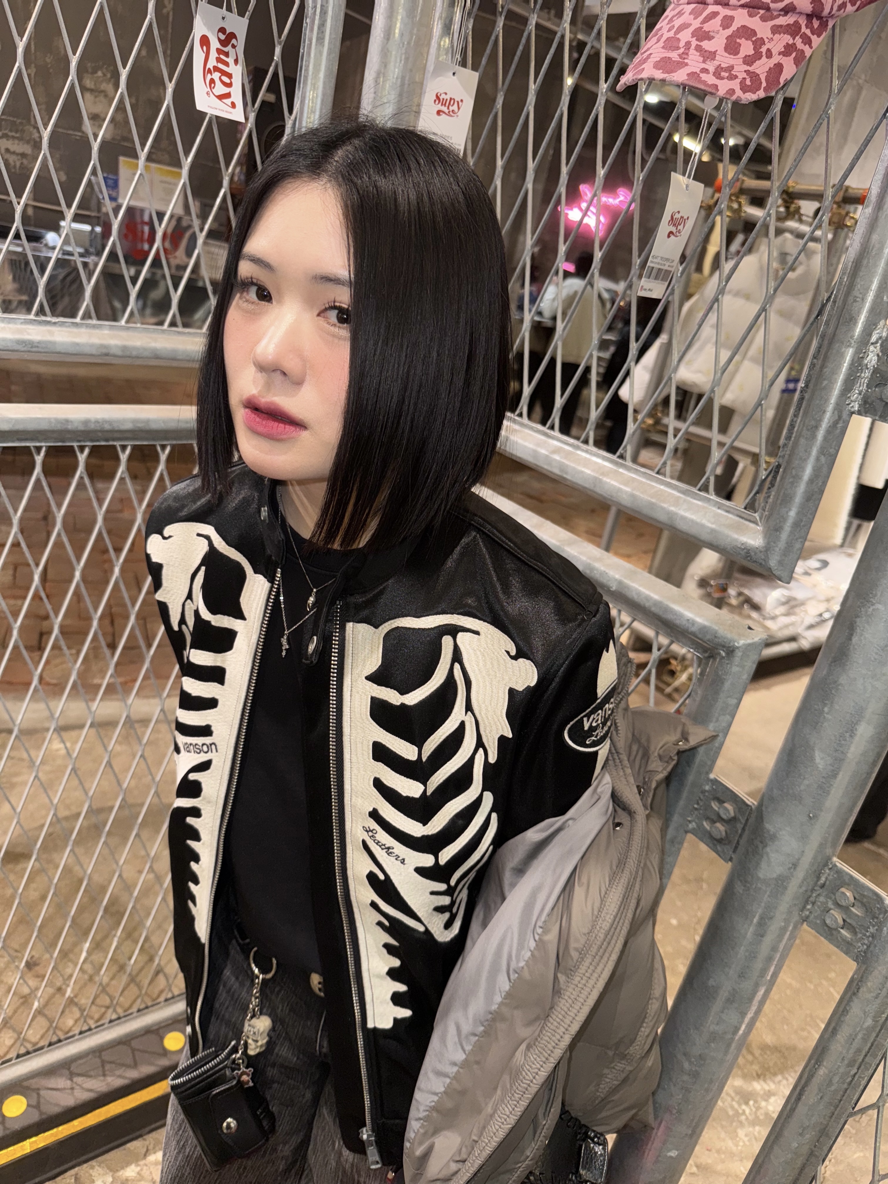 Vanson Bone Satin Jacket Black, Balenciaga Le Cagole Mini Duffle Bag Black 착용 스타일 - 1