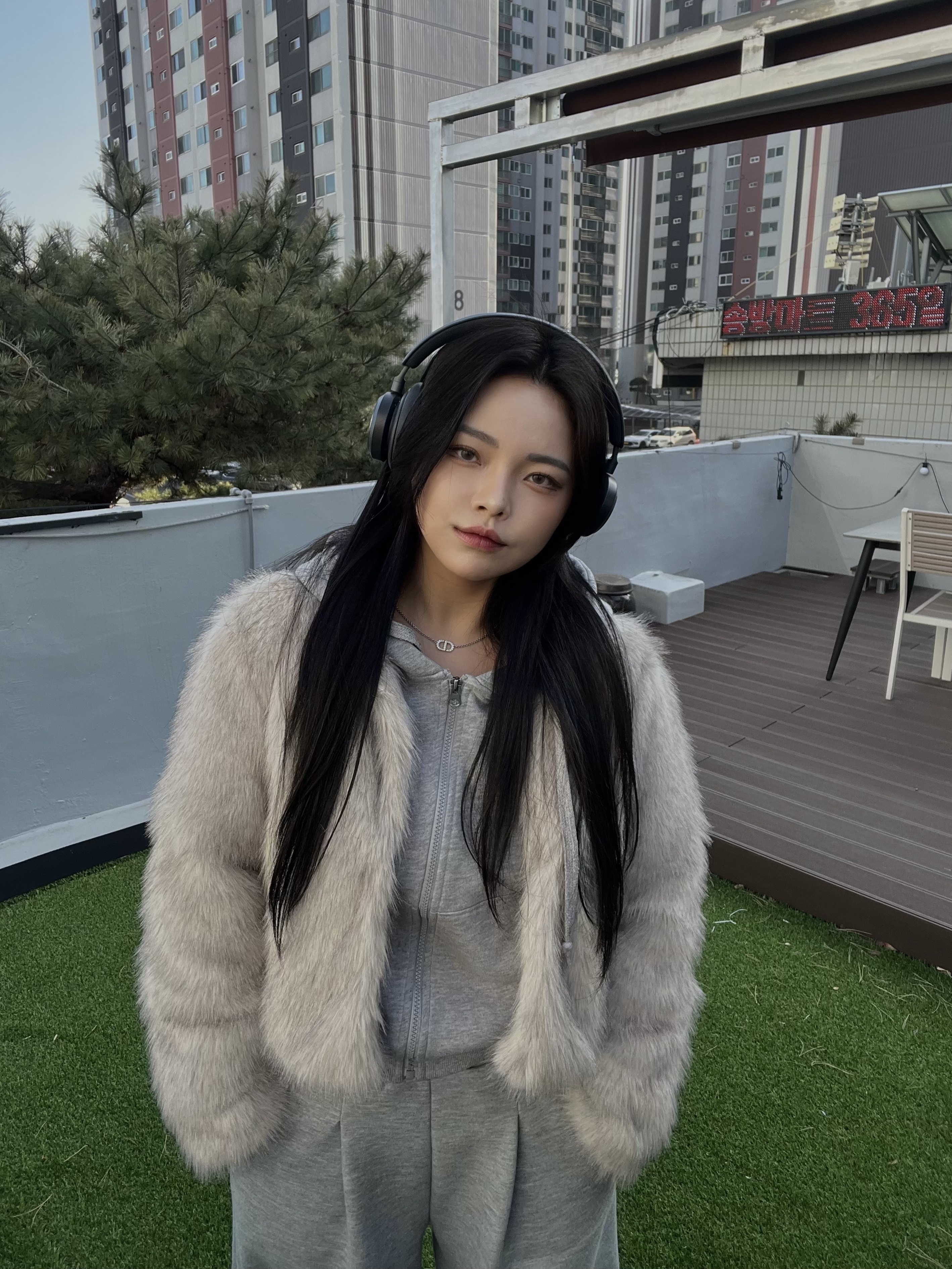 (W) UGG Funkette Slides Chestnut, [12% 쿠폰] Bang & Olufsen Beoplay HX Black Anthracite 착용 스타일 - 4