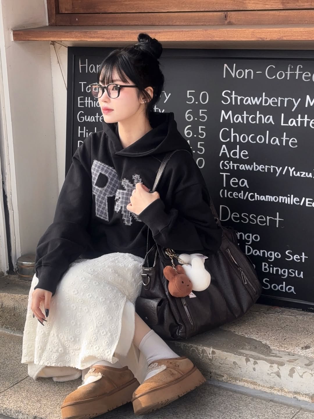 SLOW RECORD HOUSE Check Patch Hoodie Black 착용 스타일 - 1