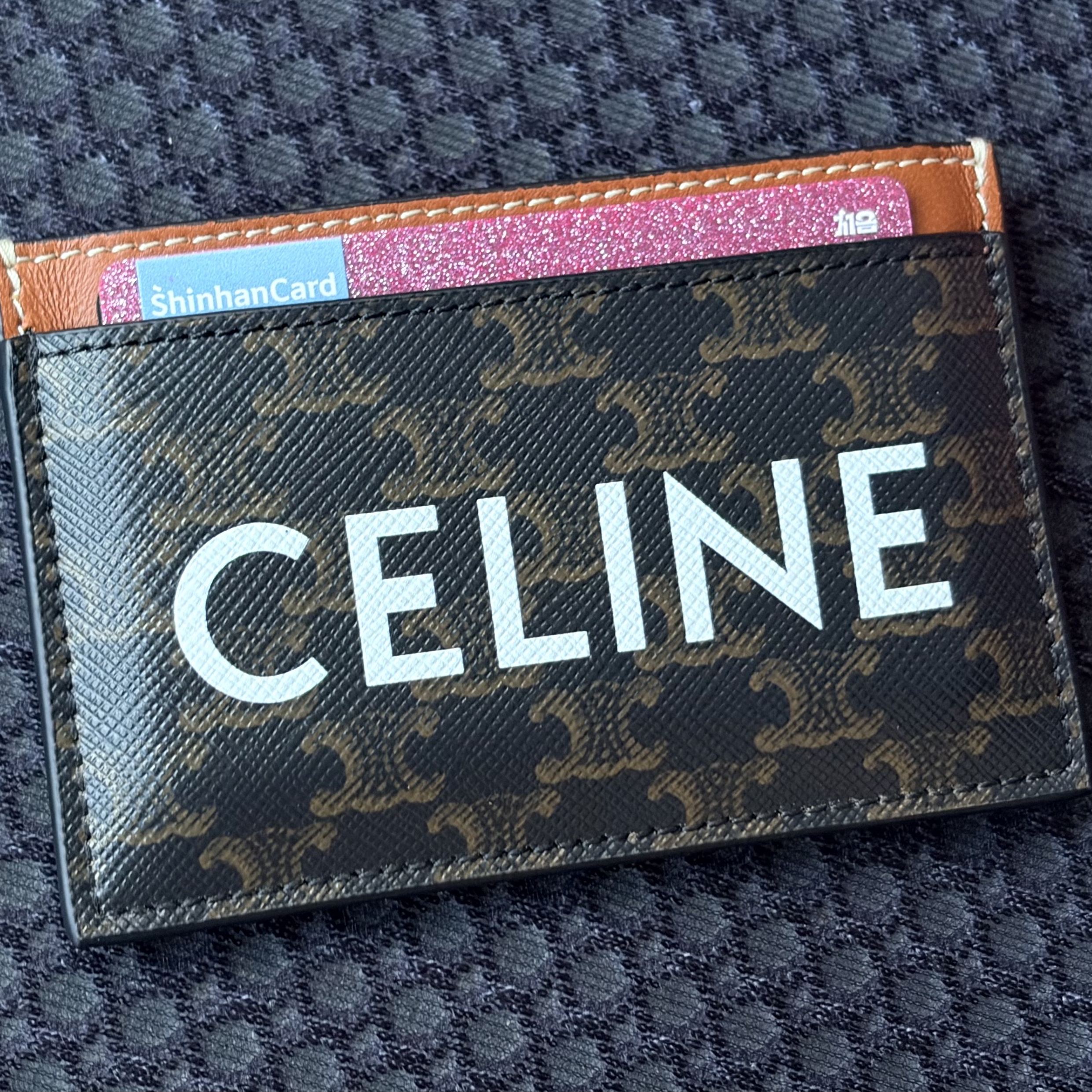 Celine Card Holder in Triomphe Canvas with Celine Print Tan 착용 스타일