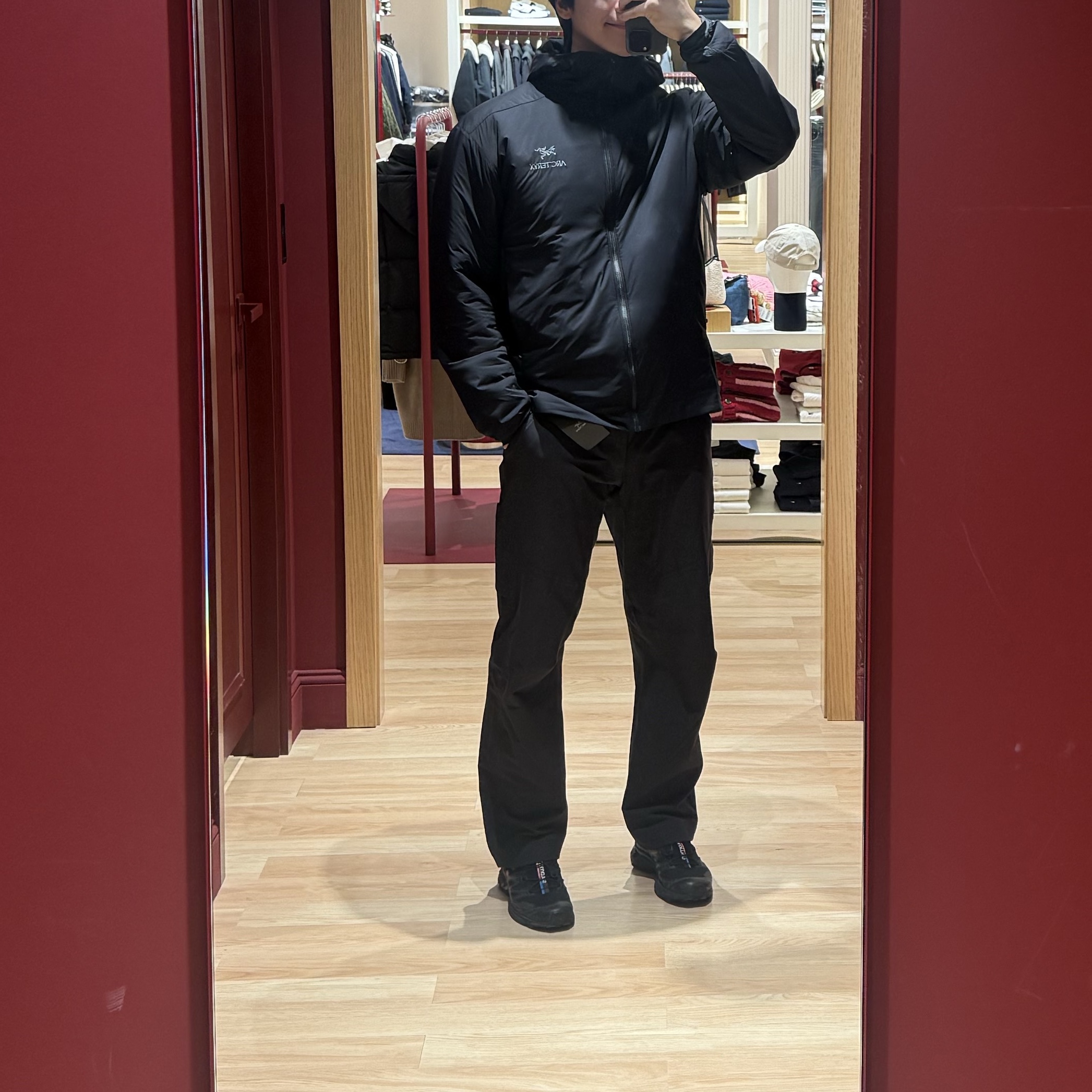 Arc'teryx Cronin Cotton Pants Black, Arc'teryx Atom LT Hoody Black 착용 스타일 - 1