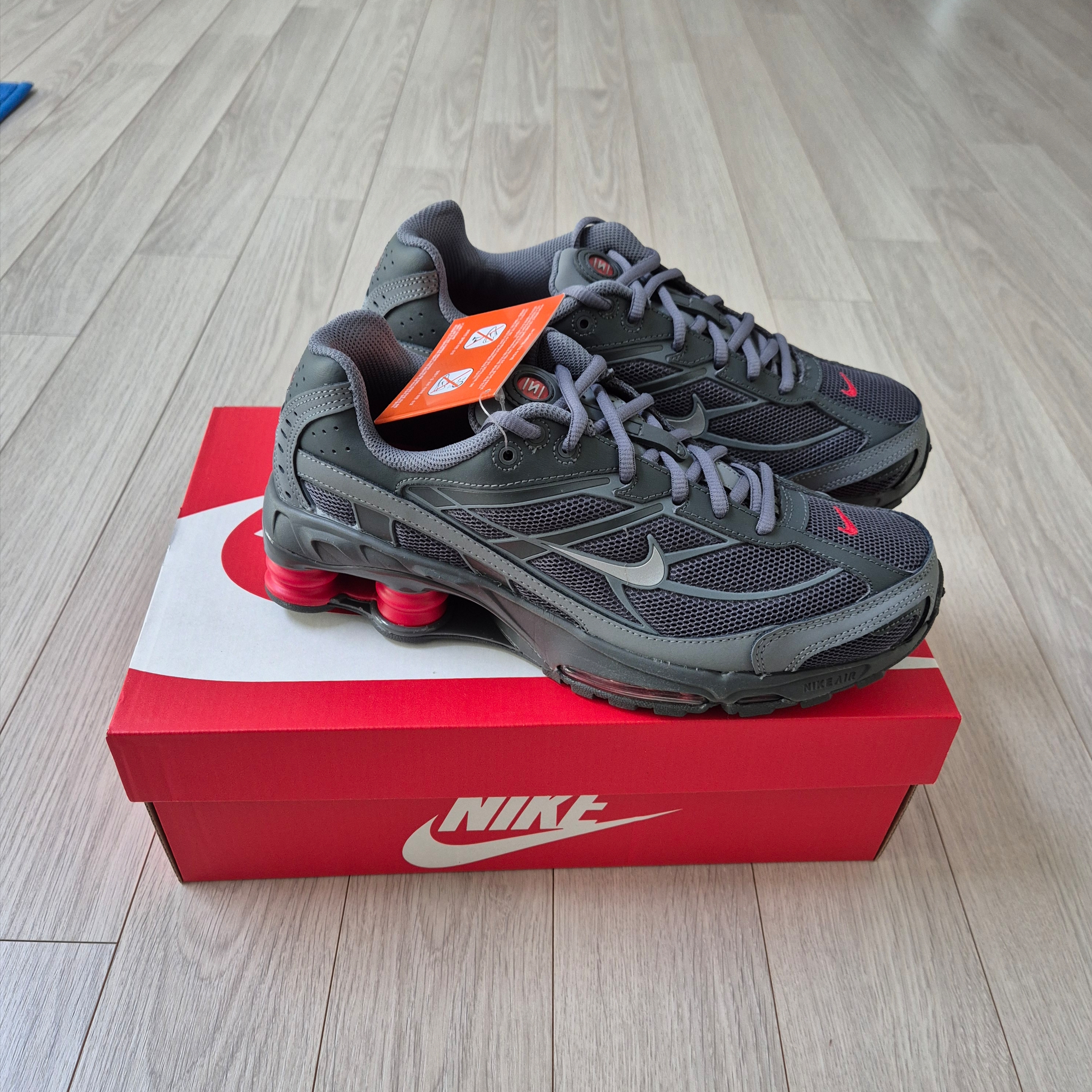 Nike Shox Ride 2 Smoke Grey University Red 착용 스타일 - 2