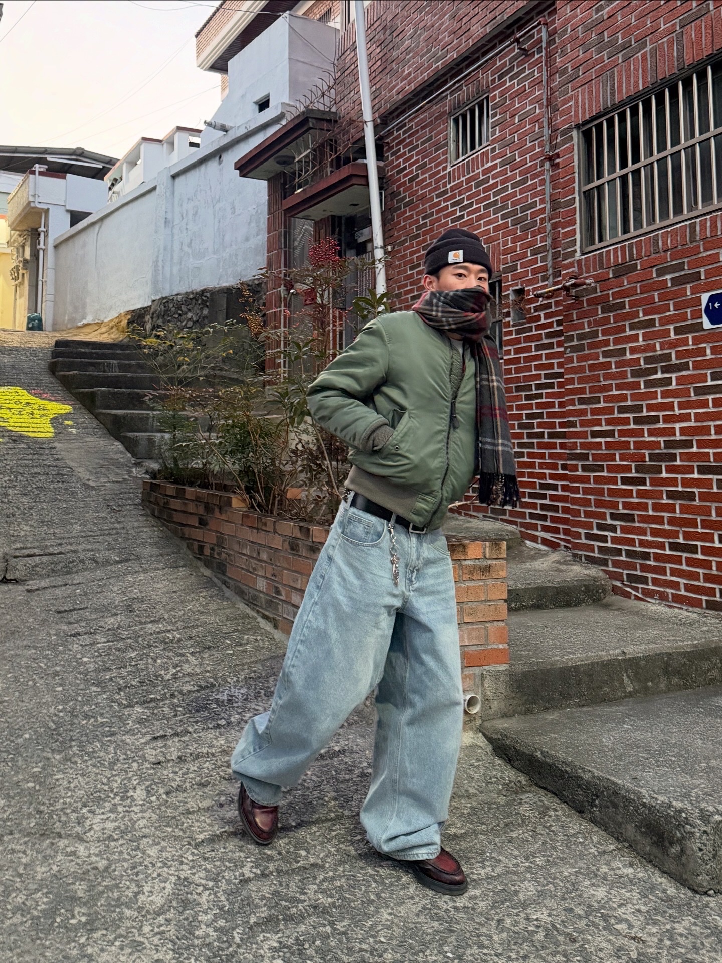 Dr. Martens Adrian Arcadia Leather Loafers Cherry Red, Carhartt WIP Short Watch Hat Black 착용 스타일 - 2