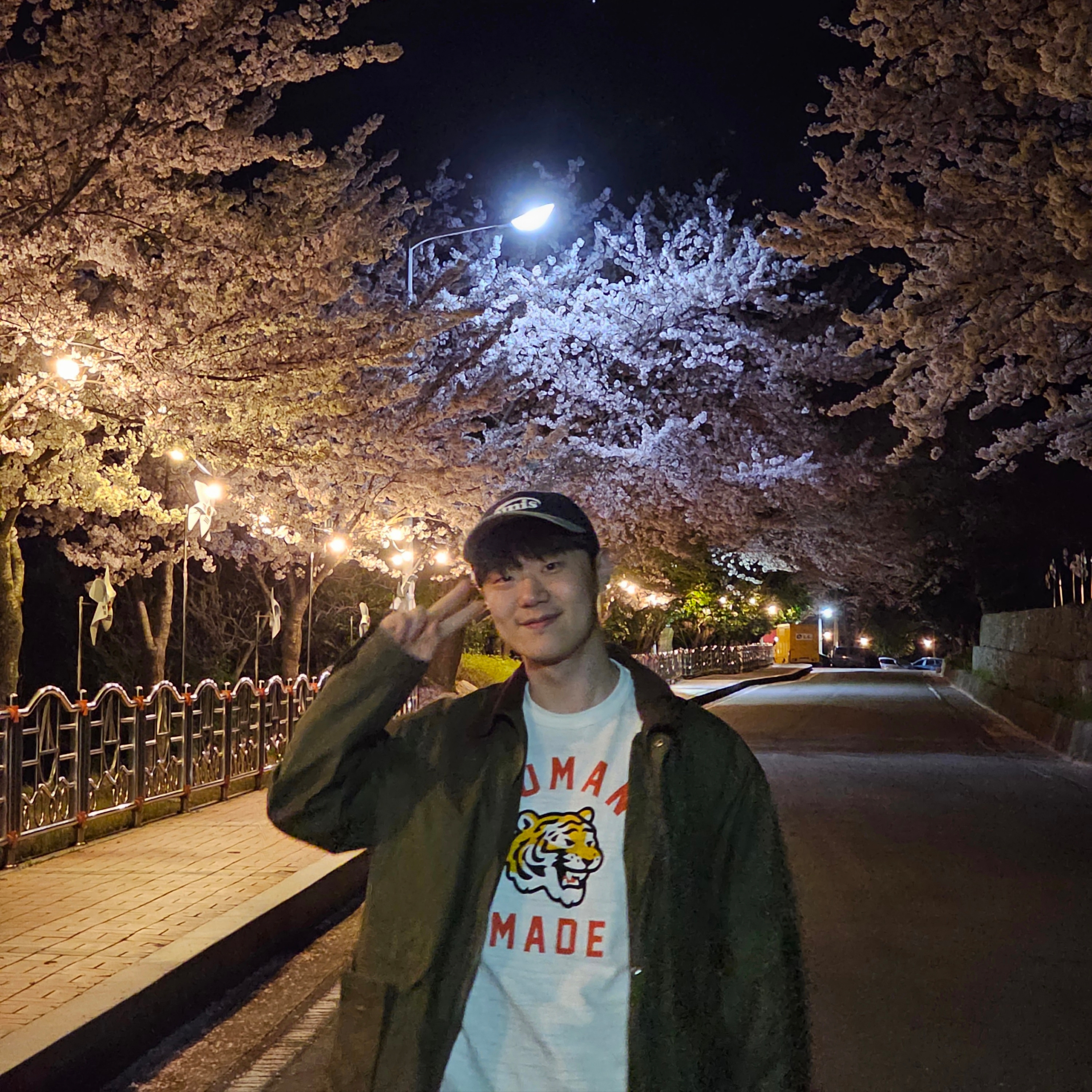 Emis New Logo Mix Ball Cap Beige Navy 착용 스타일