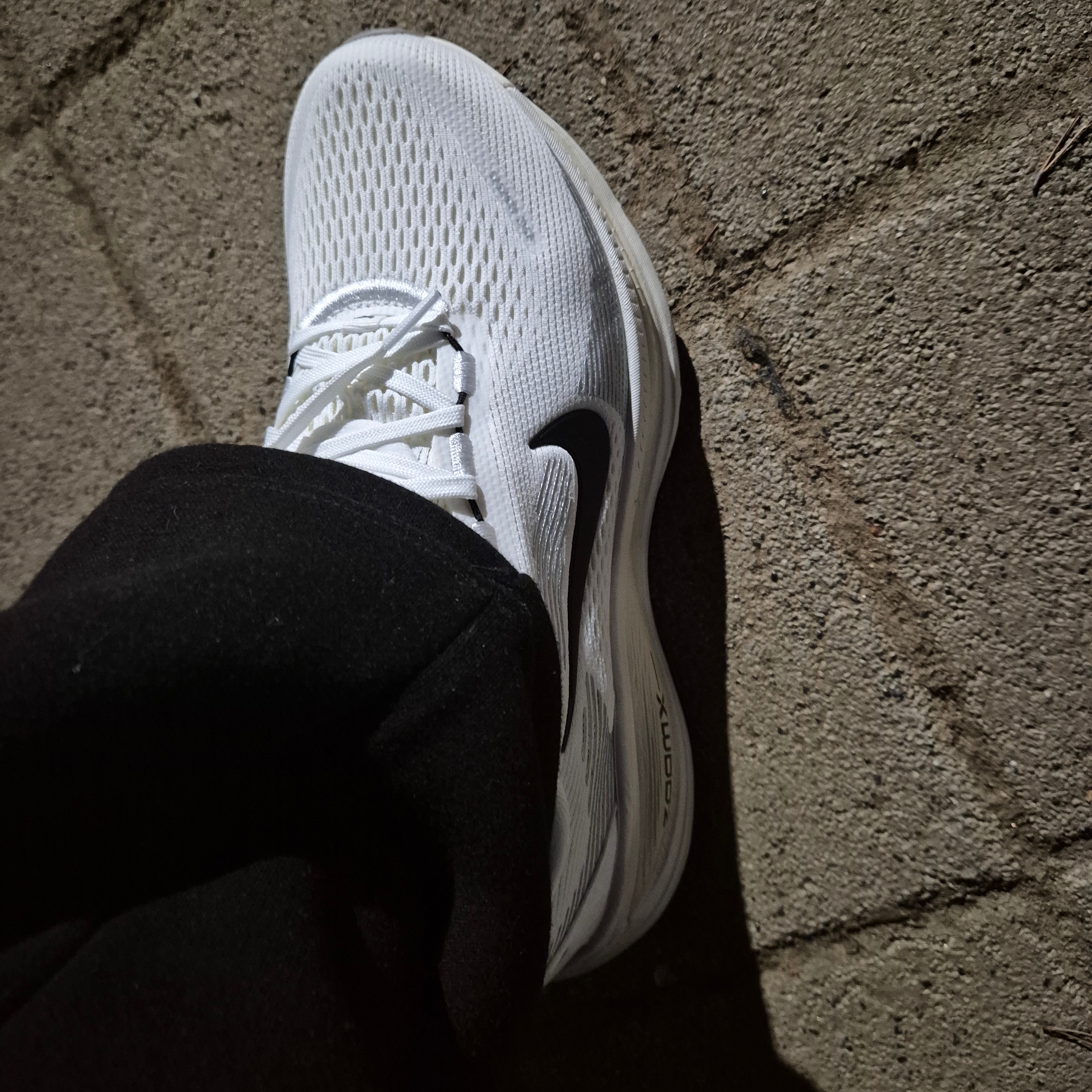 Nike Vomero 18 Summit White Coconut Milk 착용 스타일